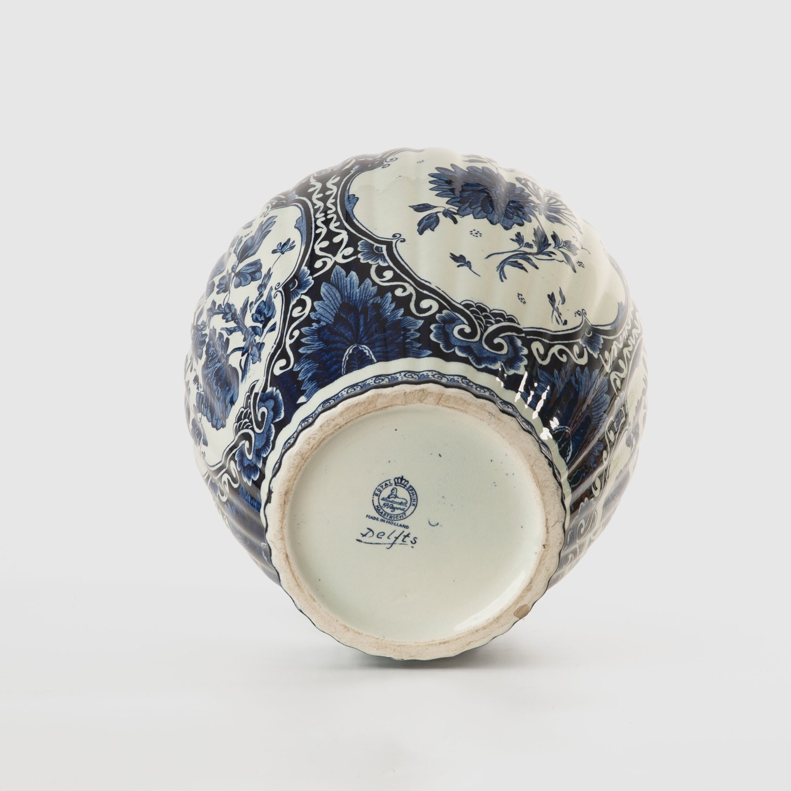Royal Sphinx Delft-Style Lidded Vase with Foo Dog – Lobed Blue & White Ceramic, Mid-Century A striking mid-century Delft-style lidded vase by Royal Sphinx Maastricht, crafted in the Netherlands around the 1960s. This substantial ceramic piece stands out for its elegant blue and white hand-painted decoration and its rare sculptural Foo Dog finial, blending Dutch ceramic tradition with Orientalist charm.
