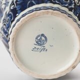Royal Sphinx Delft-Style Lidded Vase with Foo Dog – Lobed Blue & White Ceramic, Mid-Century A striking mid-century Delft-style lidded vase by Royal Sphinx Maastricht, crafted in the Netherlands around the 1960s. This substantial ceramic piece stands out for its elegant blue and white hand-painted decoration and its rare sculptural Foo Dog finial, blending Dutch ceramic tradition with Orientalist charm.