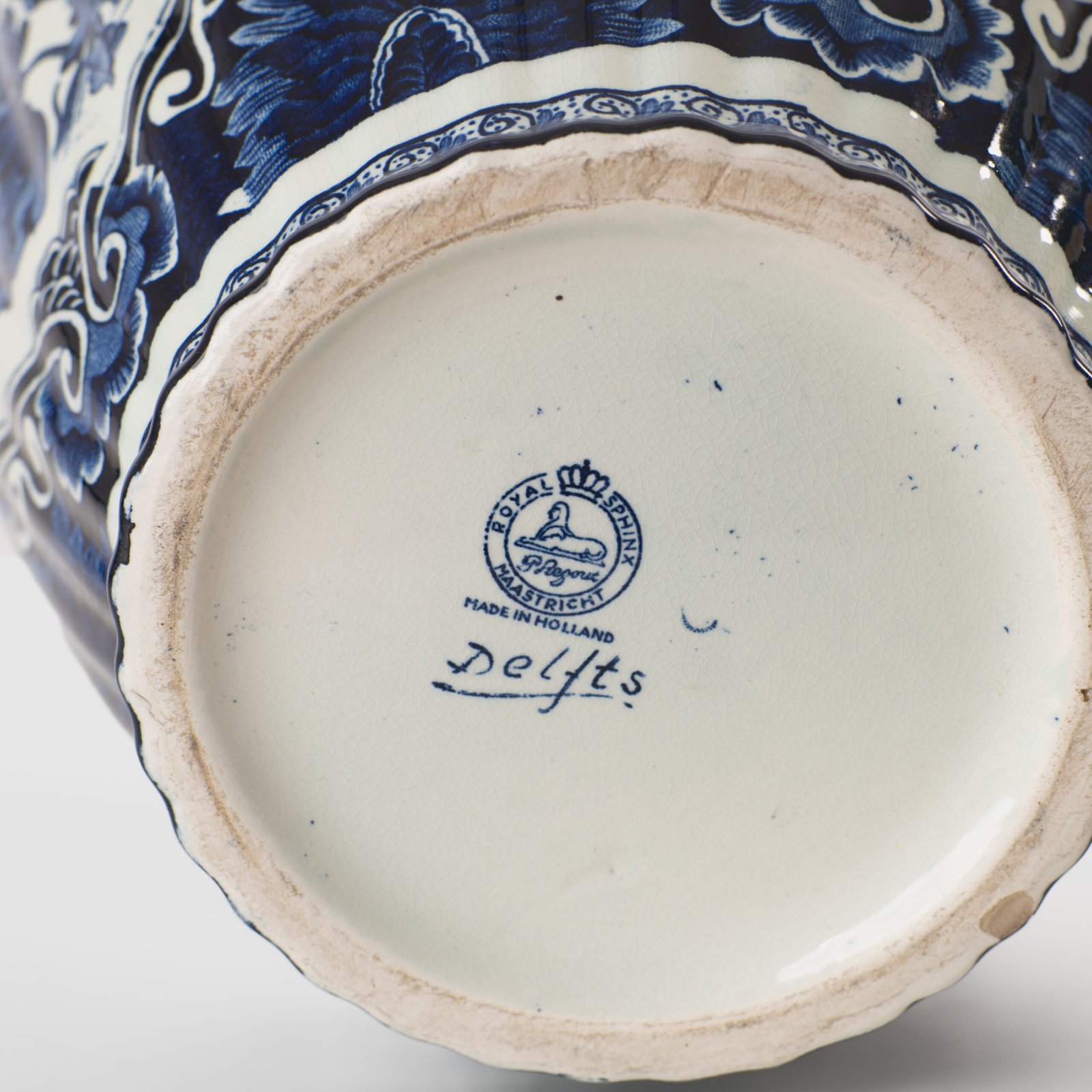 Royal Sphinx Delft-Style Lidded Vase with Foo Dog – Lobed Blue & White Ceramic, Mid-Century A striking mid-century Delft-style lidded vase by Royal Sphinx Maastricht, crafted in the Netherlands around the 1960s. This substantial ceramic piece stands out for its elegant blue and white hand-painted decoration and its rare sculptural Foo Dog finial, blending Dutch ceramic tradition with Orientalist charm.