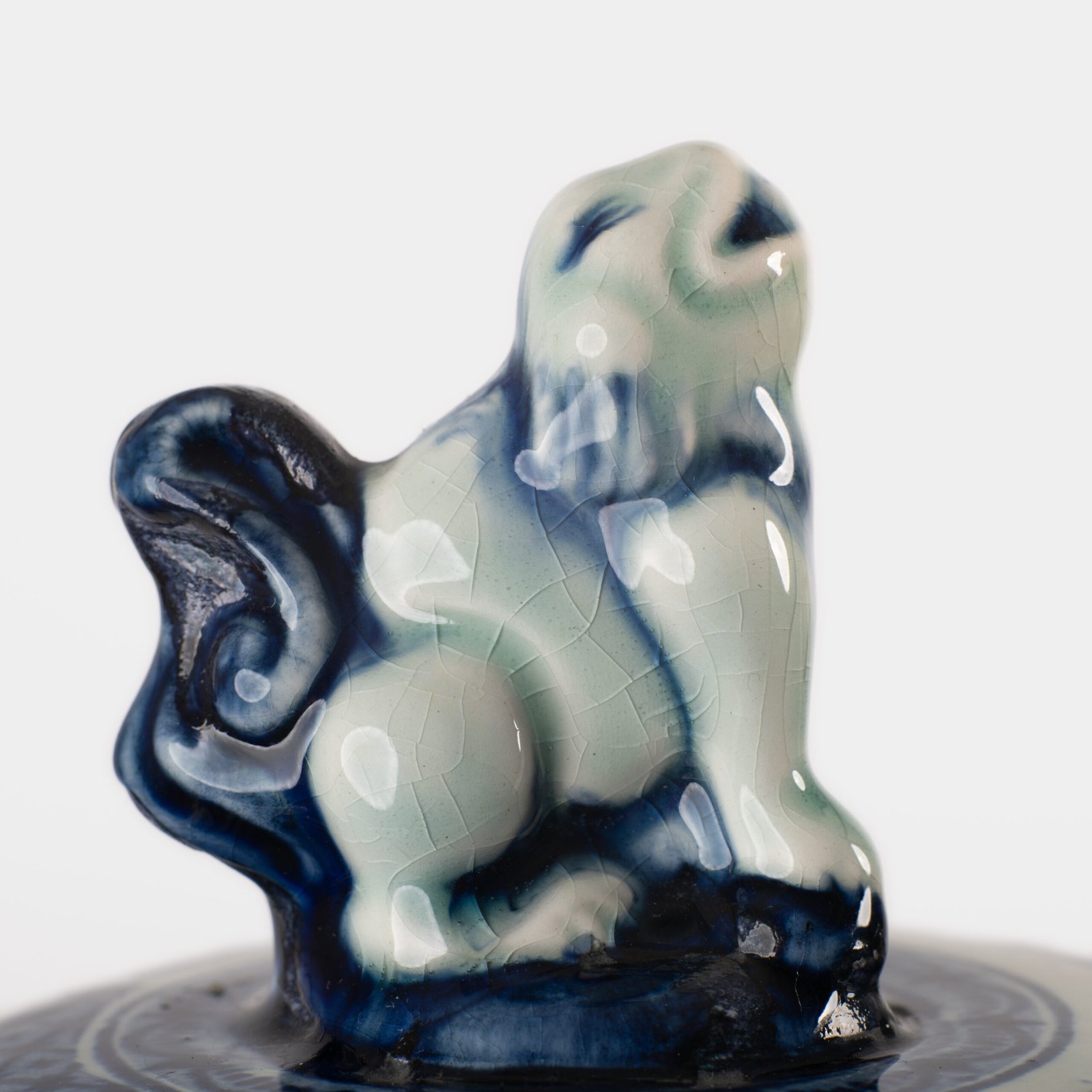 Royal Sphinx Delft-Style Lidded Vase with Foo Dog – Lobed Blue & White Ceramic, Mid-Century A striking mid-century Delft-style lidded vase by Royal Sphinx Maastricht, crafted in the Netherlands around the 1960s. This substantial ceramic piece stands out for its elegant blue and white hand-painted decoration and its rare sculptural Foo Dog finial, blending Dutch ceramic tradition with Orientalist charm.