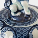 Royal Sphinx Delft-Style Lidded Vase with Foo Dog – Lobed Blue & White Ceramic, Mid-Century A striking mid-century Delft-style lidded vase by Royal Sphinx Maastricht, crafted in the Netherlands around the 1960s. This substantial ceramic piece stands out for its elegant blue and white hand-painted decoration and its rare sculptural Foo Dog finial, blending Dutch ceramic tradition with Orientalist charm.