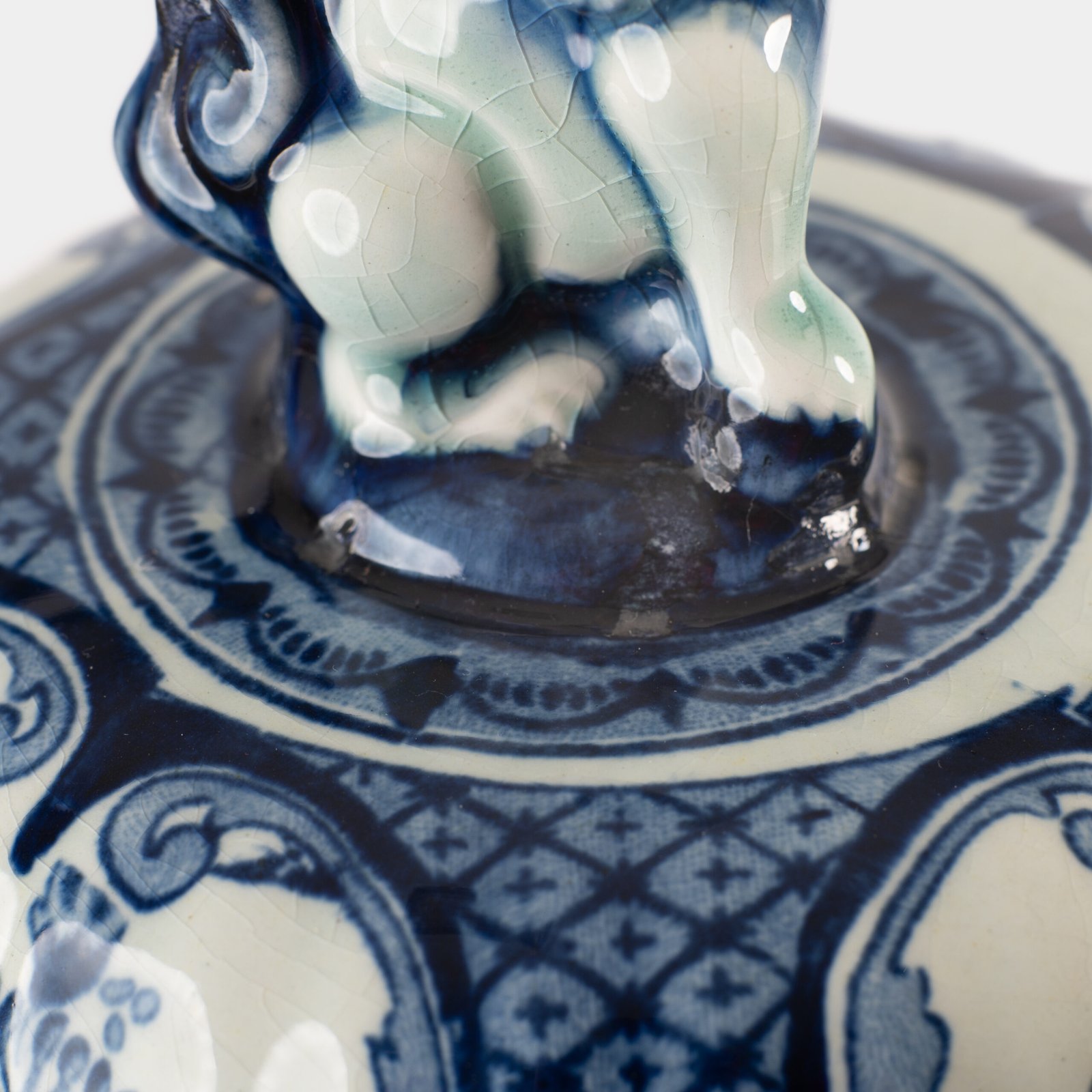 Royal Sphinx Delft-Style Lidded Vase with Foo Dog – Lobed Blue & White Ceramic, Mid-Century A striking mid-century Delft-style lidded vase by Royal Sphinx Maastricht, crafted in the Netherlands around the 1960s. This substantial ceramic piece stands out for its elegant blue and white hand-painted decoration and its rare sculptural Foo Dog finial, blending Dutch ceramic tradition with Orientalist charm.