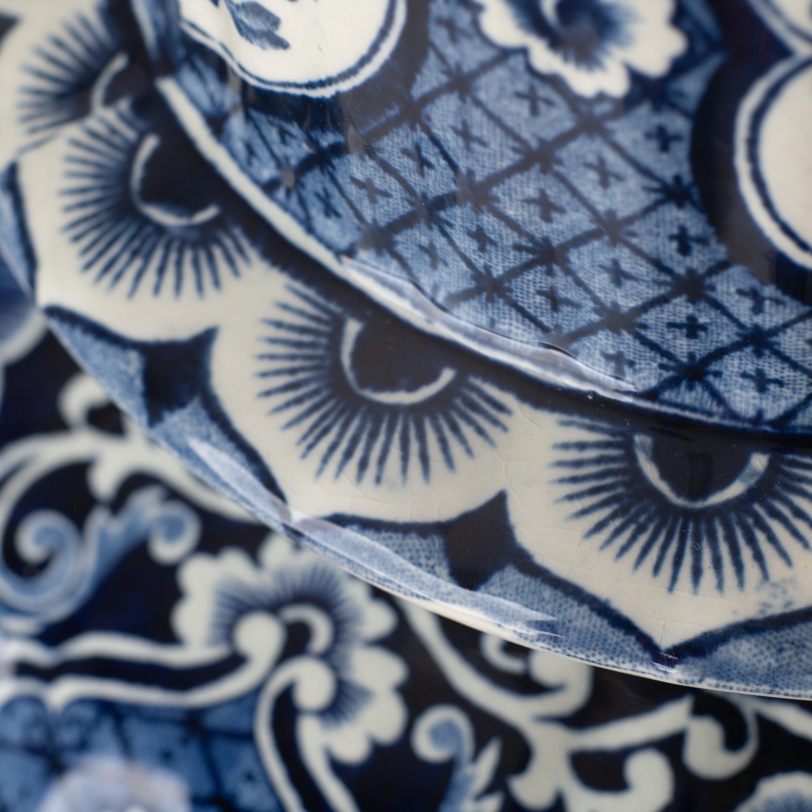 Royal Sphinx Delft-Style Lidded Vase with Foo Dog – Lobed Blue & White Ceramic, Mid-Century A striking mid-century Delft-style lidded vase by Royal Sphinx Maastricht, crafted in the Netherlands around the 1960s. This substantial ceramic piece stands out for its elegant blue and white hand-painted decoration and its rare sculptural Foo Dog finial, blending Dutch ceramic tradition with Orientalist charm.