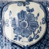 Royal Sphinx Delft-Style Lidded Vase with Foo Dog – Lobed Blue & White Ceramic, Mid-Century A striking mid-century Delft-style lidded vase by Royal Sphinx Maastricht, crafted in the Netherlands around the 1960s. This substantial ceramic piece stands out for its elegant blue and white hand-painted decoration and its rare sculptural Foo Dog finial, blending Dutch ceramic tradition with Orientalist charm.