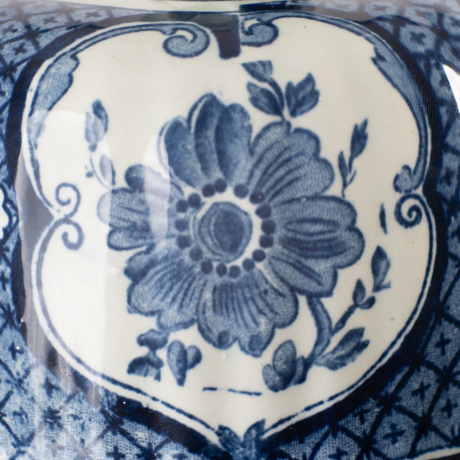 Royal Sphinx Delft-Style Lidded Vase with Foo Dog – Lobed Blue & White Ceramic, Mid-Century A striking mid-century Delft-style lidded vase by Royal Sphinx Maastricht, crafted in the Netherlands around the 1960s. This substantial ceramic piece stands out for its elegant blue and white hand-painted decoration and its rare sculptural Foo Dog finial, blending Dutch ceramic tradition with Orientalist charm.