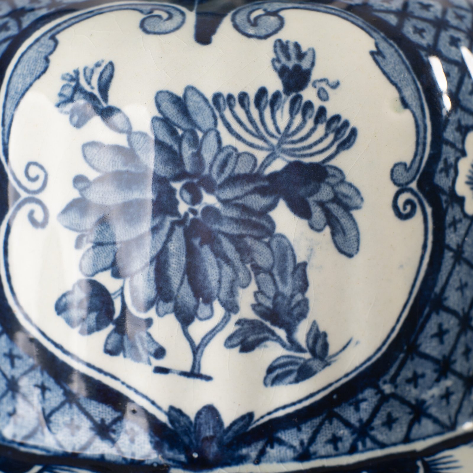 Royal Sphinx Delft-Style Lidded Vase with Foo Dog – Lobed Blue & White Ceramic, Mid-Century A striking mid-century Delft-style lidded vase by Royal Sphinx Maastricht, crafted in the Netherlands around the 1960s. This substantial ceramic piece stands out for its elegant blue and white hand-painted decoration and its rare sculptural Foo Dog finial, blending Dutch ceramic tradition with Orientalist charm.