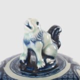 Royal Sphinx Delft-Style Lidded Vase with Foo Dog – Lobed Blue & White Ceramic, Mid-Century A striking mid-century Delft-style lidded vase by Royal Sphinx Maastricht, crafted in the Netherlands around the 1960s. This substantial ceramic piece stands out for its elegant blue and white hand-painted decoration and its rare sculptural Foo Dog finial, blending Dutch ceramic tradition with Orientalist charm.