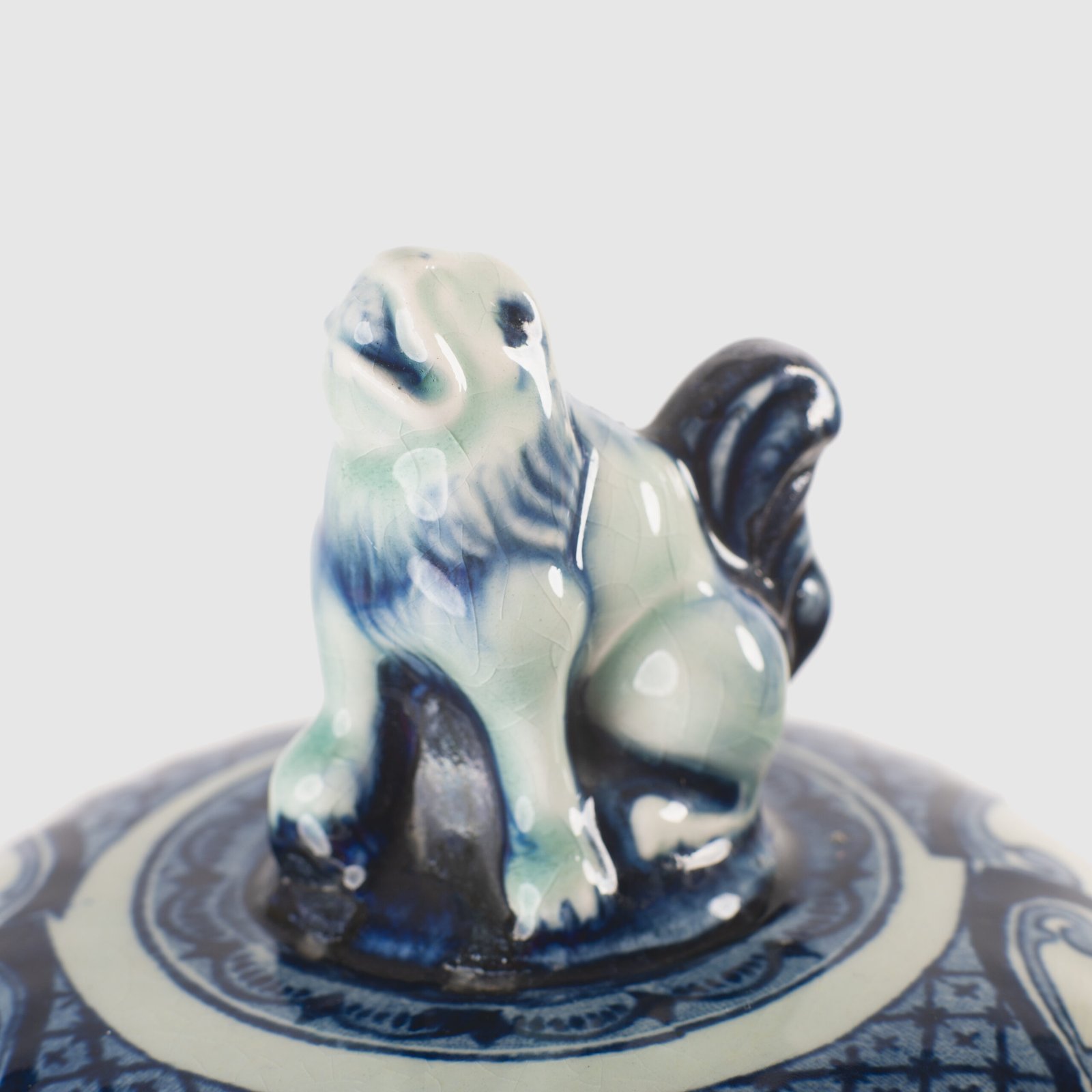 Royal Sphinx Delft-Style Lidded Vase with Foo Dog – Lobed Blue & White Ceramic, Mid-Century A striking mid-century Delft-style lidded vase by Royal Sphinx Maastricht, crafted in the Netherlands around the 1960s. This substantial ceramic piece stands out for its elegant blue and white hand-painted decoration and its rare sculptural Foo Dog finial, blending Dutch ceramic tradition with Orientalist charm.