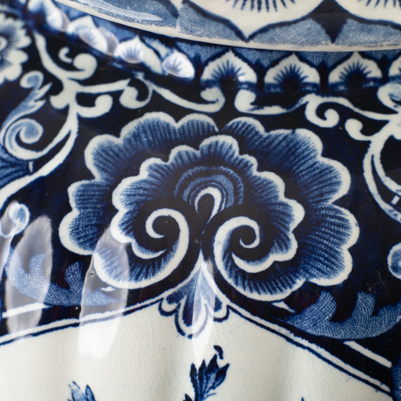 Royal Sphinx Delft-Style Lidded Vase with Foo Dog – Lobed Blue & White Ceramic, Mid-Century A striking mid-century Delft-style lidded vase by Royal Sphinx Maastricht, crafted in the Netherlands around the 1960s. This substantial ceramic piece stands out for its elegant blue and white hand-painted decoration and its rare sculptural Foo Dog finial, blending Dutch ceramic tradition with Orientalist charm.