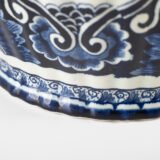 Royal Sphinx Delft-Style Lidded Vase with Foo Dog – Lobed Blue & White Ceramic, Mid-Century A striking mid-century Delft-style lidded vase by Royal Sphinx Maastricht, crafted in the Netherlands around the 1960s. This substantial ceramic piece stands out for its elegant blue and white hand-painted decoration and its rare sculptural Foo Dog finial, blending Dutch ceramic tradition with Orientalist charm.