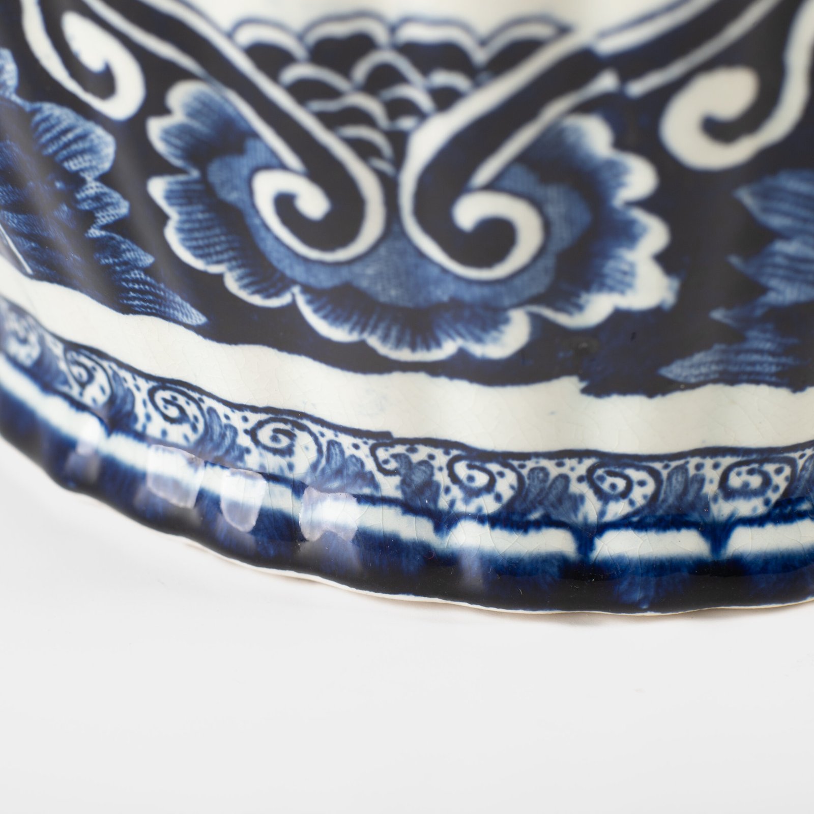 Royal Sphinx Delft-Style Lidded Vase with Foo Dog – Lobed Blue & White Ceramic, Mid-Century A striking mid-century Delft-style lidded vase by Royal Sphinx Maastricht, crafted in the Netherlands around the 1960s. This substantial ceramic piece stands out for its elegant blue and white hand-painted decoration and its rare sculptural Foo Dog finial, blending Dutch ceramic tradition with Orientalist charm.