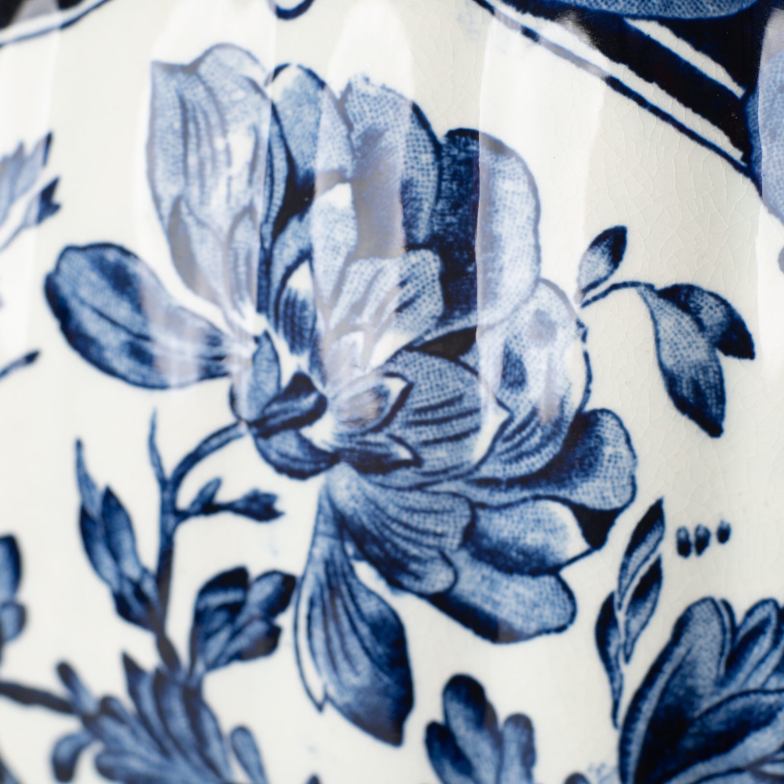 Royal Sphinx Delft-Style Lidded Vase with Foo Dog – Lobed Blue & White Ceramic, Mid-Century A striking mid-century Delft-style lidded vase by Royal Sphinx Maastricht, crafted in the Netherlands around the 1960s. This substantial ceramic piece stands out for its elegant blue and white hand-painted decoration and its rare sculptural Foo Dog finial, blending Dutch ceramic tradition with Orientalist charm.