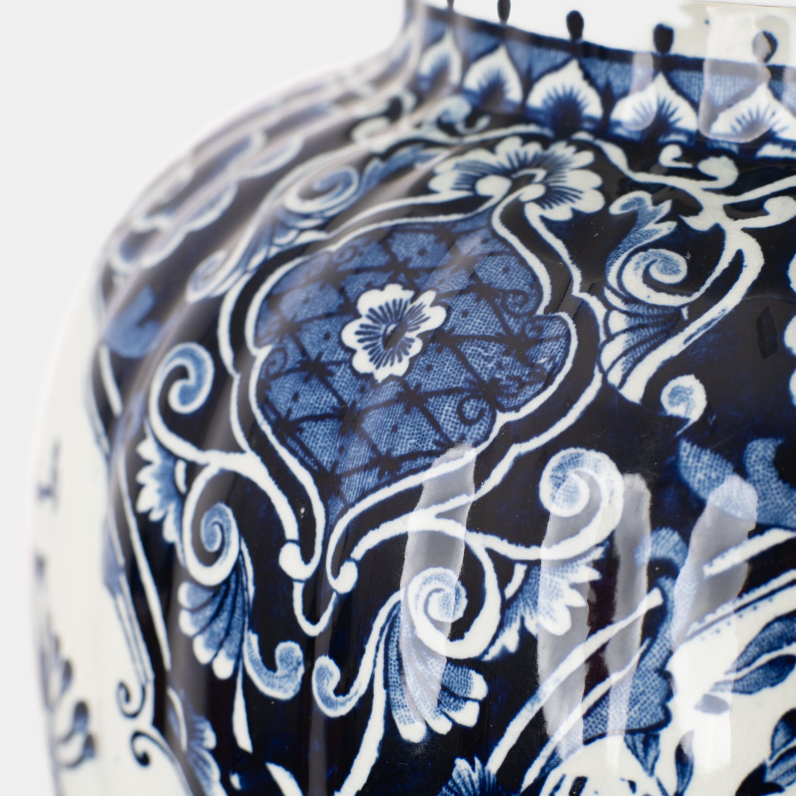 Royal Sphinx Delft-Style Lidded Vase with Foo Dog – Lobed Blue & White Ceramic, Mid-Century A striking mid-century Delft-style lidded vase by Royal Sphinx Maastricht, crafted in the Netherlands around the 1960s. This substantial ceramic piece stands out for its elegant blue and white hand-painted decoration and its rare sculptural Foo Dog finial, blending Dutch ceramic tradition with Orientalist charm.