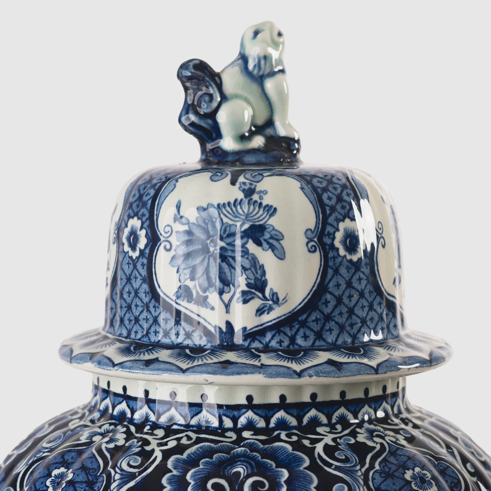 Royal Sphinx Delft-Style Lidded Vase with Foo Dog – Lobed Blue & White Ceramic, Mid-Century A striking mid-century Delft-style lidded vase by Royal Sphinx Maastricht, crafted in the Netherlands around the 1960s. This substantial ceramic piece stands out for its elegant blue and white hand-painted decoration and its rare sculptural Foo Dog finial, blending Dutch ceramic tradition with Orientalist charm.