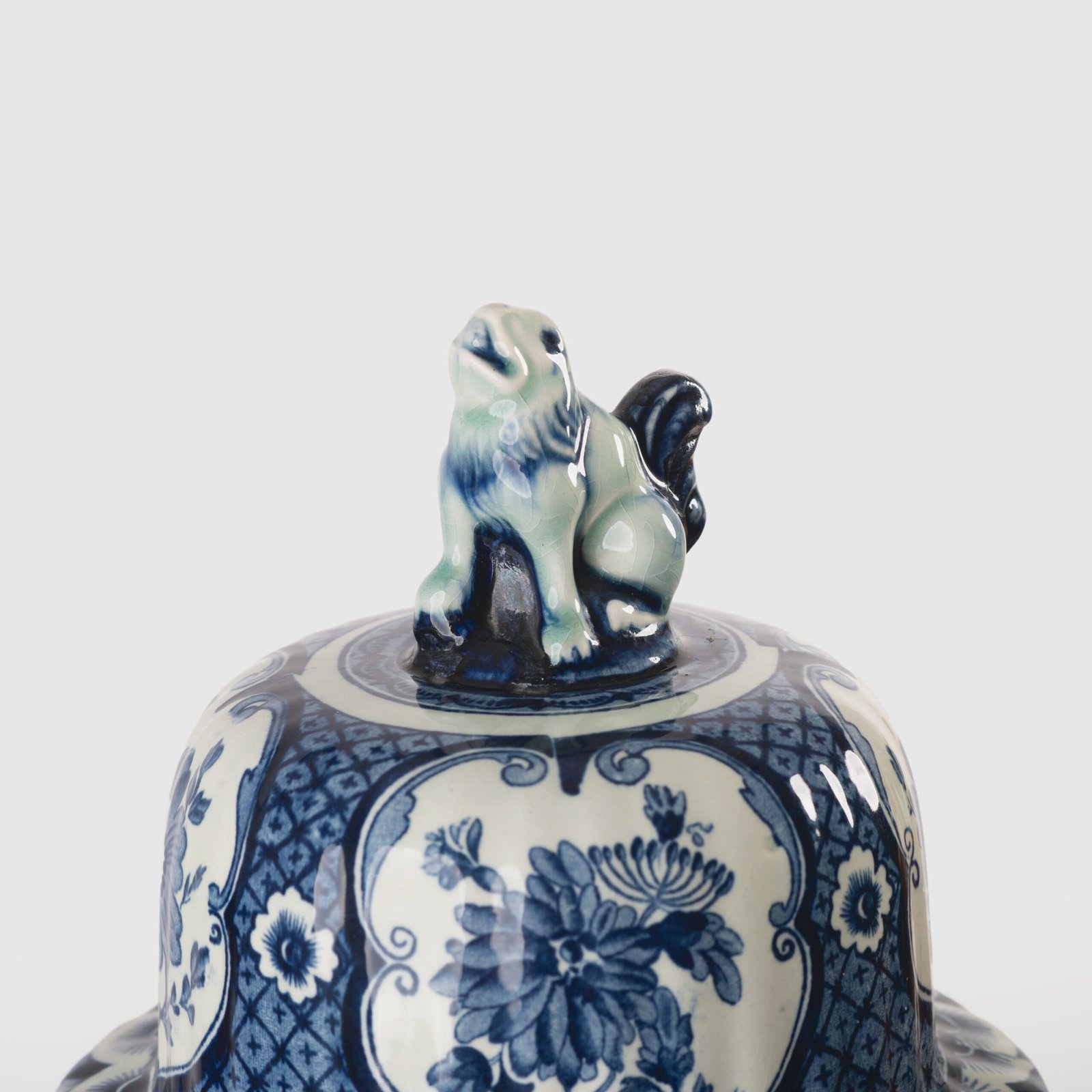 Royal Sphinx Delft-Style Lidded Vase with Foo Dog – Lobed Blue & White Ceramic, Mid-Century A striking mid-century Delft-style lidded vase by Royal Sphinx Maastricht, crafted in the Netherlands around the 1960s. This substantial ceramic piece stands out for its elegant blue and white hand-painted decoration and its rare sculptural Foo Dog finial, blending Dutch ceramic tradition with Orientalist charm.