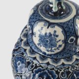Royal Sphinx Delft-Style Lidded Vase with Foo Dog – Lobed Blue & White Ceramic, Mid-Century A striking mid-century Delft-style lidded vase by Royal Sphinx Maastricht, crafted in the Netherlands around the 1960s. This substantial ceramic piece stands out for its elegant blue and white hand-painted decoration and its rare sculptural Foo Dog finial, blending Dutch ceramic tradition with Orientalist charm.