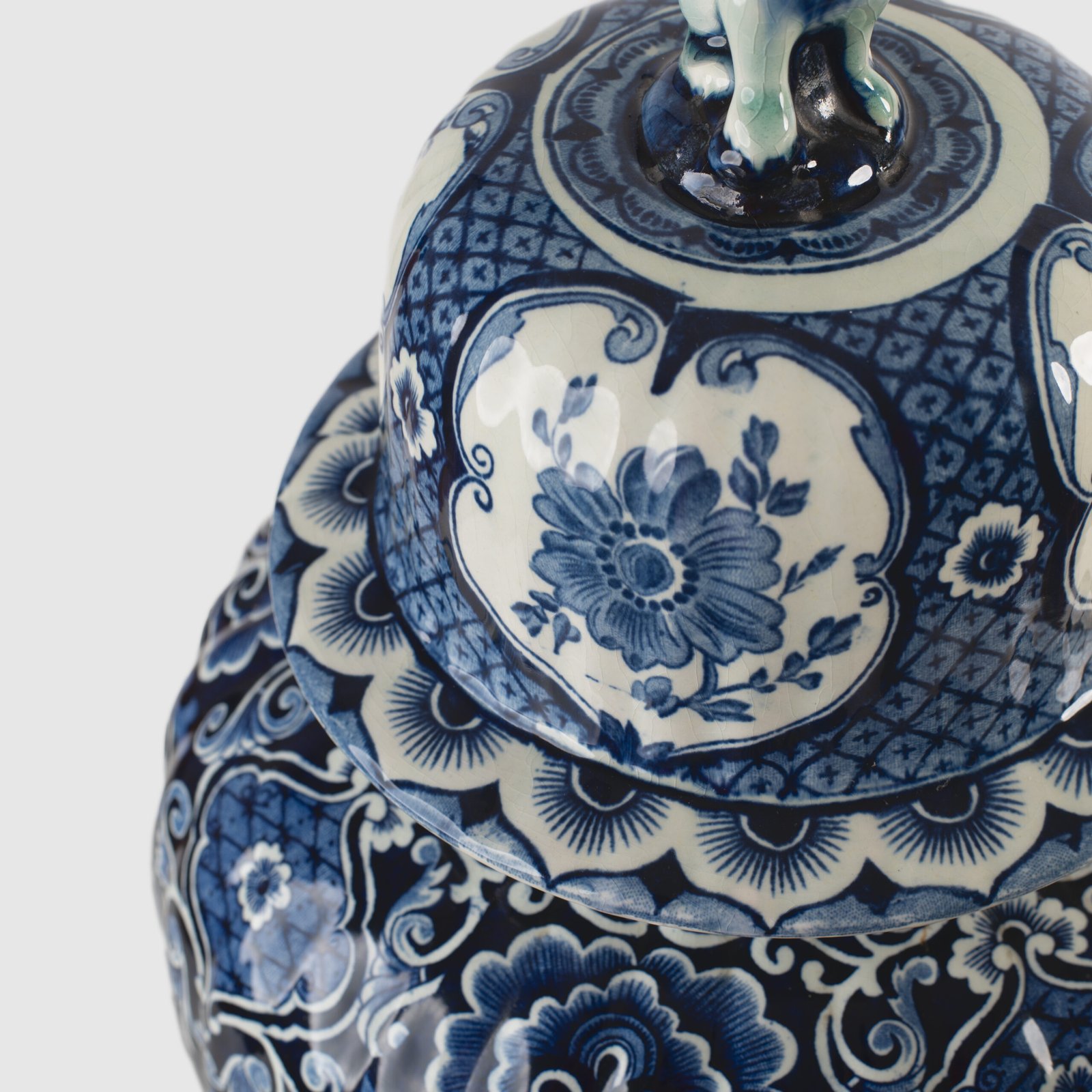 Royal Sphinx Delft-Style Lidded Vase with Foo Dog – Lobed Blue & White Ceramic, Mid-Century A striking mid-century Delft-style lidded vase by Royal Sphinx Maastricht, crafted in the Netherlands around the 1960s. This substantial ceramic piece stands out for its elegant blue and white hand-painted decoration and its rare sculptural Foo Dog finial, blending Dutch ceramic tradition with Orientalist charm.