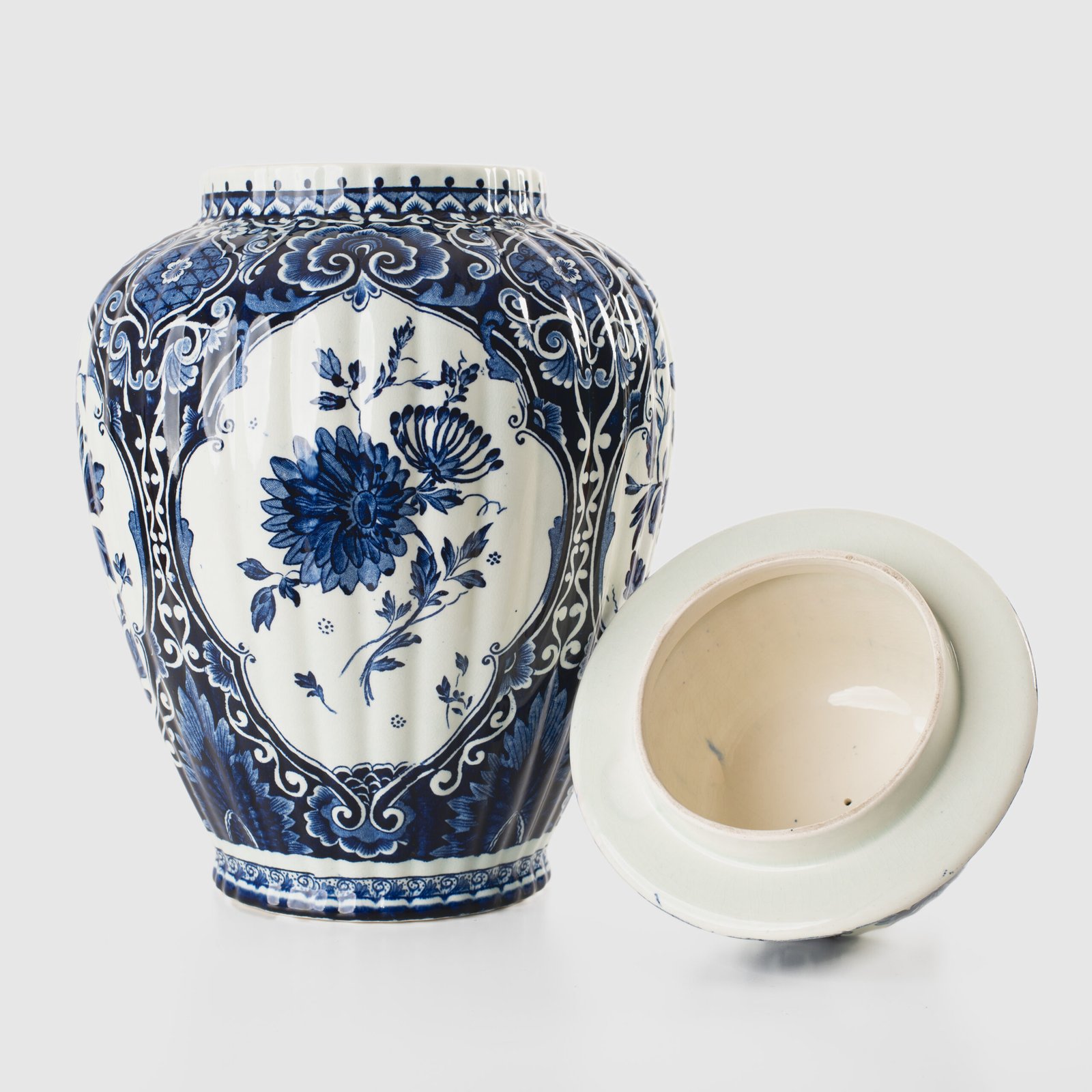 Royal Sphinx Delft-Style Lidded Vase with Foo Dog – Lobed Blue & White Ceramic, Mid-Century A striking mid-century Delft-style lidded vase by Royal Sphinx Maastricht, crafted in the Netherlands around the 1960s. This substantial ceramic piece stands out for its elegant blue and white hand-painted decoration and its rare sculptural Foo Dog finial, blending Dutch ceramic tradition with Orientalist charm.