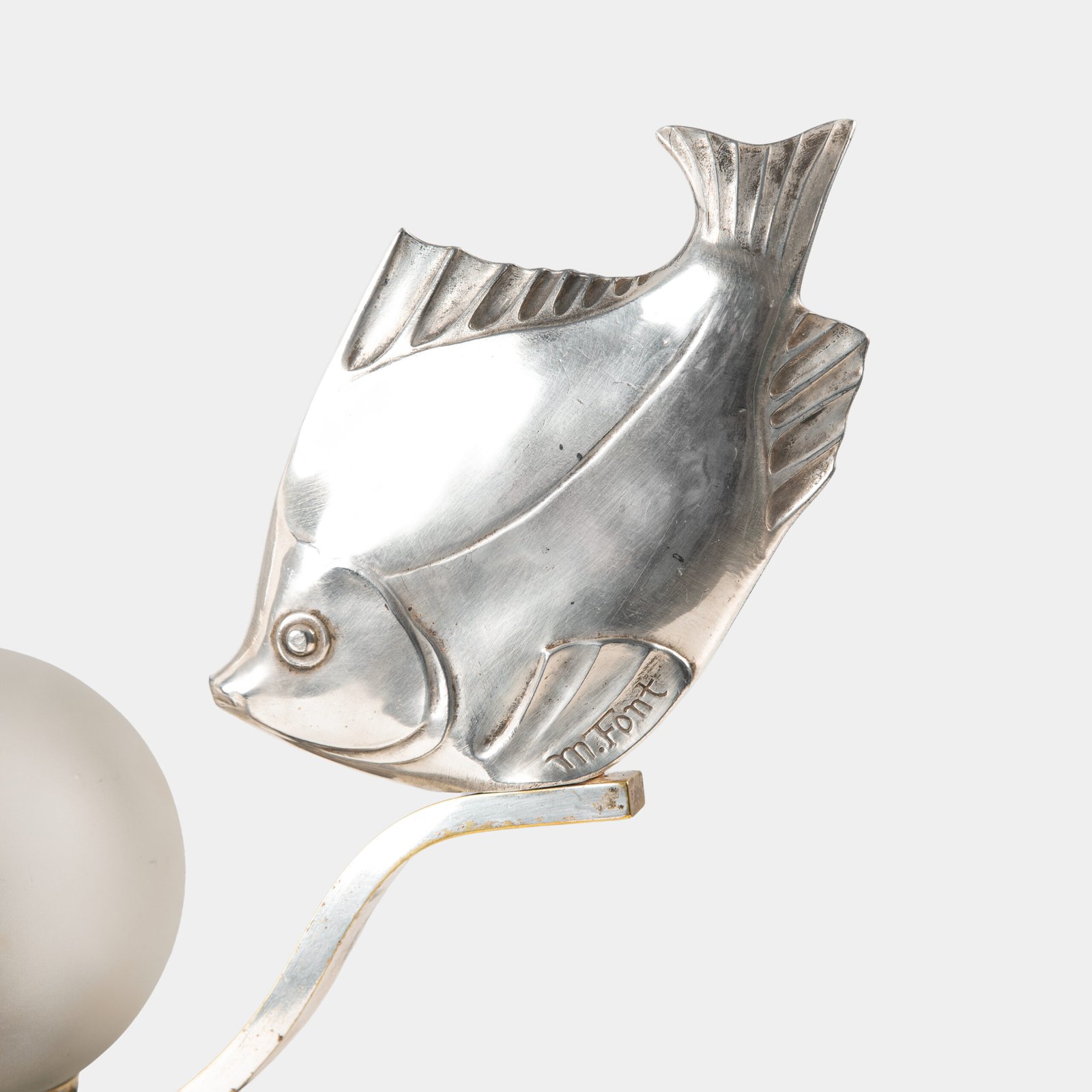 Original French Art Deco table lamp ca. 1930, signed by M. Font on both silvered metal fish figures, with sculptural design, frosted glass globe, and black Portoro marble base with natural golden veining. Measures 12.2 in high, 13.4 in wide, and 4.3 in deep.
