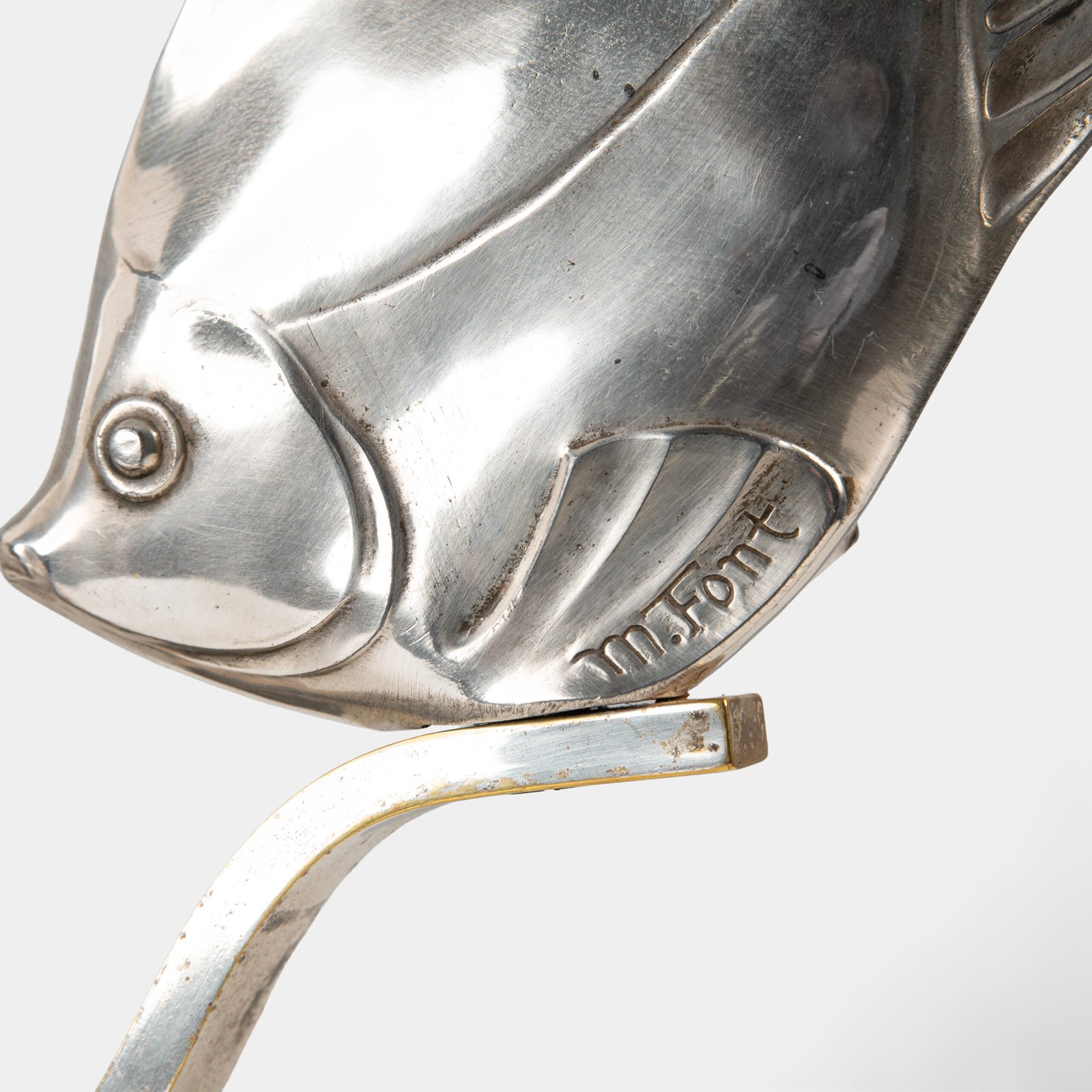 Original French Art Deco table lamp ca. 1930, signed by M. Font on both silvered metal fish figures, with sculptural design, frosted glass globe, and black Portoro marble base with natural golden veining. Measures 12.2 in high, 13.4 in wide, and 4.3 in deep.