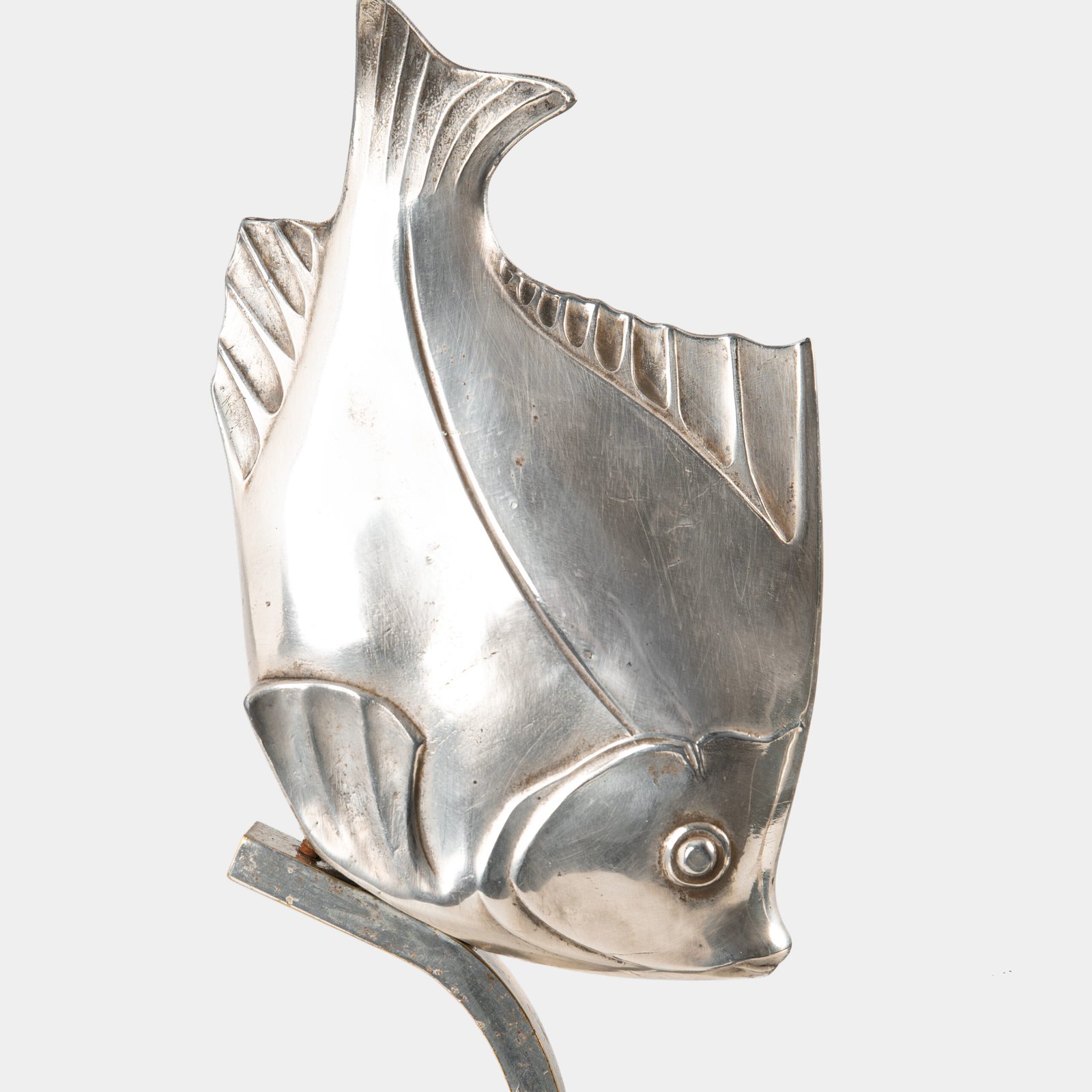 Original French Art Deco table lamp ca. 1930, signed by M. Font on both silvered metal fish figures, with sculptural design, frosted glass globe, and black Portoro marble base with natural golden veining. Measures 12.2 in high, 13.4 in wide, and 4.3 in deep.
