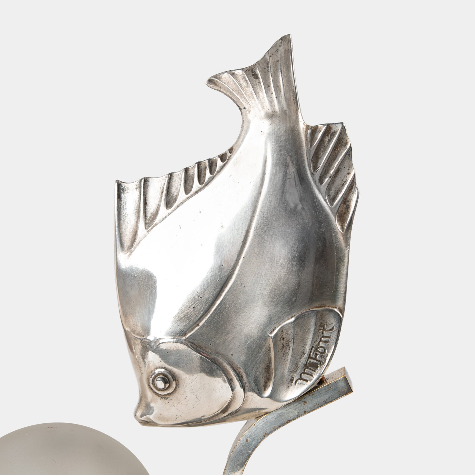 Original French Art Deco table lamp ca. 1930, signed by M. Font on both silvered metal fish figures, with sculptural design, frosted glass globe, and black Portoro marble base with natural golden veining. Measures 12.2 in high, 13.4 in wide, and 4.3 in deep.
