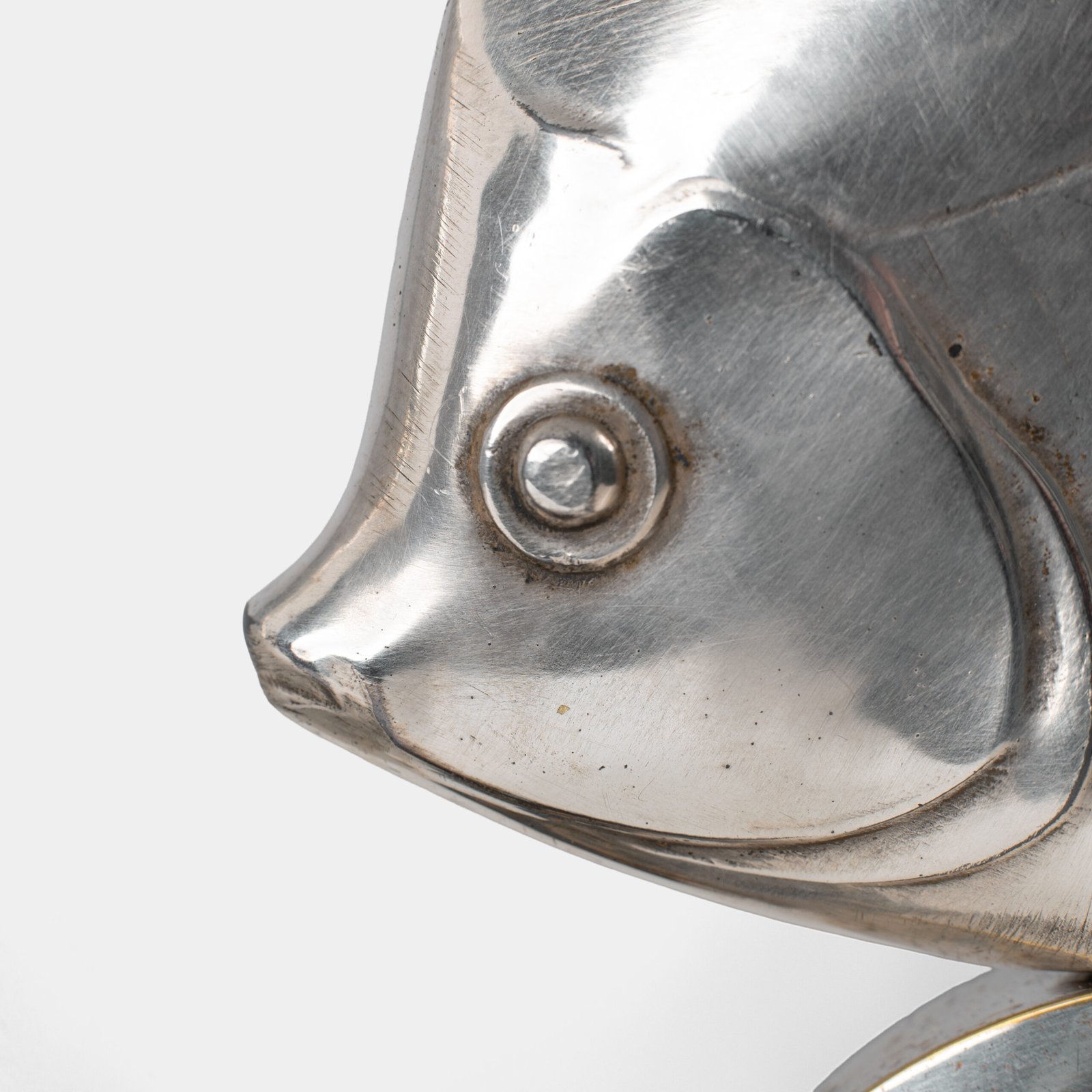 Original French Art Deco table lamp ca. 1930, signed by M. Font on both silvered metal fish figures, with sculptural design, frosted glass globe, and black Portoro marble base with natural golden veining. Measures 12.2 in high, 13.4 in wide, and 4.3 in deep.