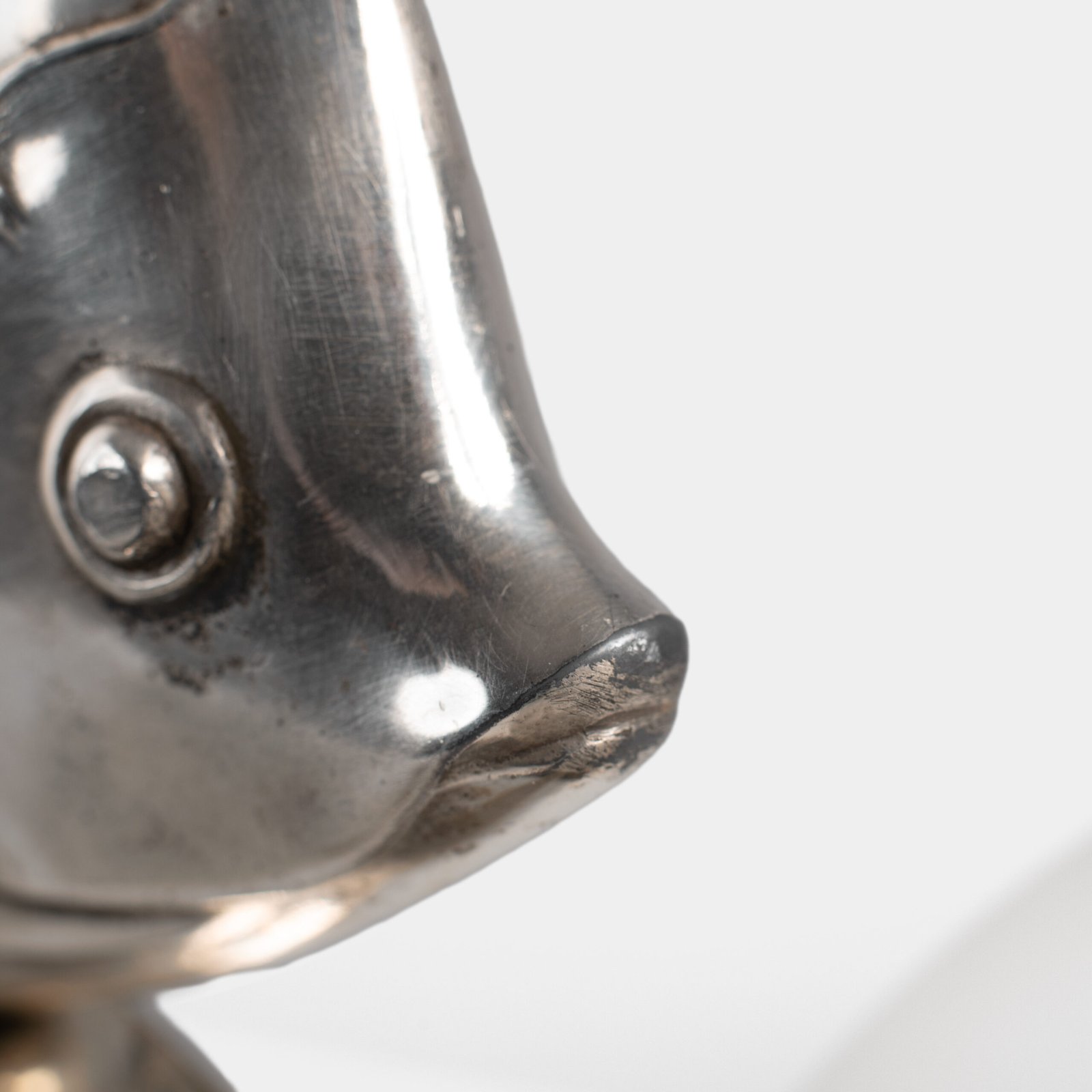 Original French Art Deco table lamp ca. 1930, signed by M. Font on both silvered metal fish figures, with sculptural design, frosted glass globe, and black Portoro marble base with natural golden veining. Measures 12.2 in high, 13.4 in wide, and 4.3 in deep.