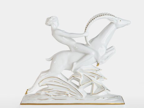 Max Fritz sculpture – Art Deco porcelain by Hutschenreuther Selb, Germany (1925–1935) Glazed white porcelain sculpture signed by Max Hermann Fritz and produced by Hutschenreuther Selb between 1925 and 1935. Depicts a nude female figure riding a leaping ibex, with hand-applied gilding on the horns, eyes, hooves, and base. German Art Deco style.