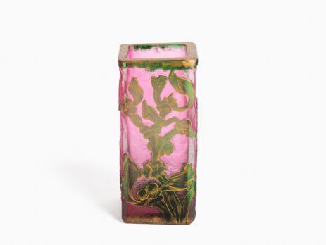 Daum (Nancy) Art Nouveau vase in pink acid-etched (frosted) glass with painted green floral decoration and gold enamel details; signed in gold with the Cross of Lorraine. Dimensions: 4.52 in (11.5 cm) high × 2.16 in (5.5 cm) wide × 2.16 in (5.5 cm) deep. Excellent condition, no chips; representative example of French art-glass production, c. 1900–1920, suitable for collections and interior design projects.