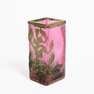 Daum (Nancy) Art Nouveau vase in pink acid-etched (frosted) glass with painted green floral decoration and gold enamel details; signed in gold with the Cross of Lorraine. Dimensions: 4.52 in (11.5 cm) high × 2.16 in (5.5 cm) wide × 2.16 in (5.5 cm) deep. Excellent condition, no chips; representative example of French art-glass production, c. 1900–1920, suitable for collections and interior design projects.
