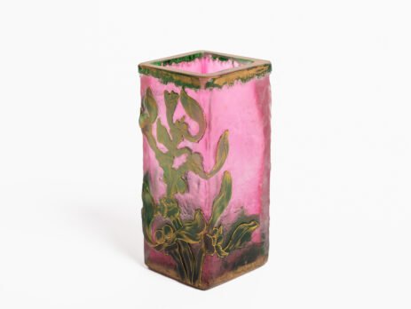 Daum (Nancy) Art Nouveau vase in pink acid-etched (frosted) glass with painted green floral decoration and gold enamel details; signed in gold with the Cross of Lorraine. Dimensions: 4.52 in (11.5 cm) high × 2.16 in (5.5 cm) wide × 2.16 in (5.5 cm) deep. Excellent condition, no chips; representative example of French art-glass production, c. 1900–1920, suitable for collections and interior design projects.