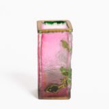Daum (Nancy) Art Nouveau vase in pink acid-etched (frosted) glass with painted green floral decoration and gold enamel details; signed in gold with the Cross of Lorraine. Dimensions: 4.52 in (11.5 cm) high × 2.16 in (5.5 cm) wide × 2.16 in (5.5 cm) deep. Excellent condition, no chips; representative example of French art-glass production, c. 1900–1920, suitable for collections and interior design projects.