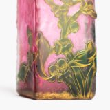 Daum (Nancy) Art Nouveau vase in pink acid-etched (frosted) glass with painted green floral decoration and gold enamel details; signed in gold with the Cross of Lorraine. Dimensions: 4.52 in (11.5 cm) high × 2.16 in (5.5 cm) wide × 2.16 in (5.5 cm) deep. Excellent condition, no chips; representative example of French art-glass production, c. 1900–1920, suitable for collections and interior design projects.
