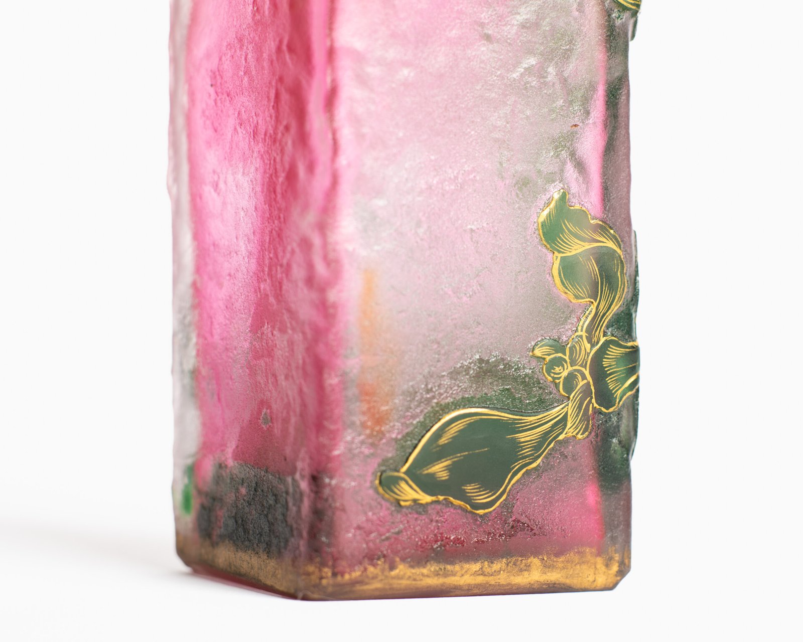 Daum (Nancy) Art Nouveau vase in pink acid-etched (frosted) glass with painted green floral decoration and gold enamel details; signed in gold with the Cross of Lorraine. Dimensions: 4.52 in (11.5 cm) high × 2.16 in (5.5 cm) wide × 2.16 in (5.5 cm) deep. Excellent condition, no chips; representative example of French art-glass production, c. 1900–1920, suitable for collections and interior design projects.