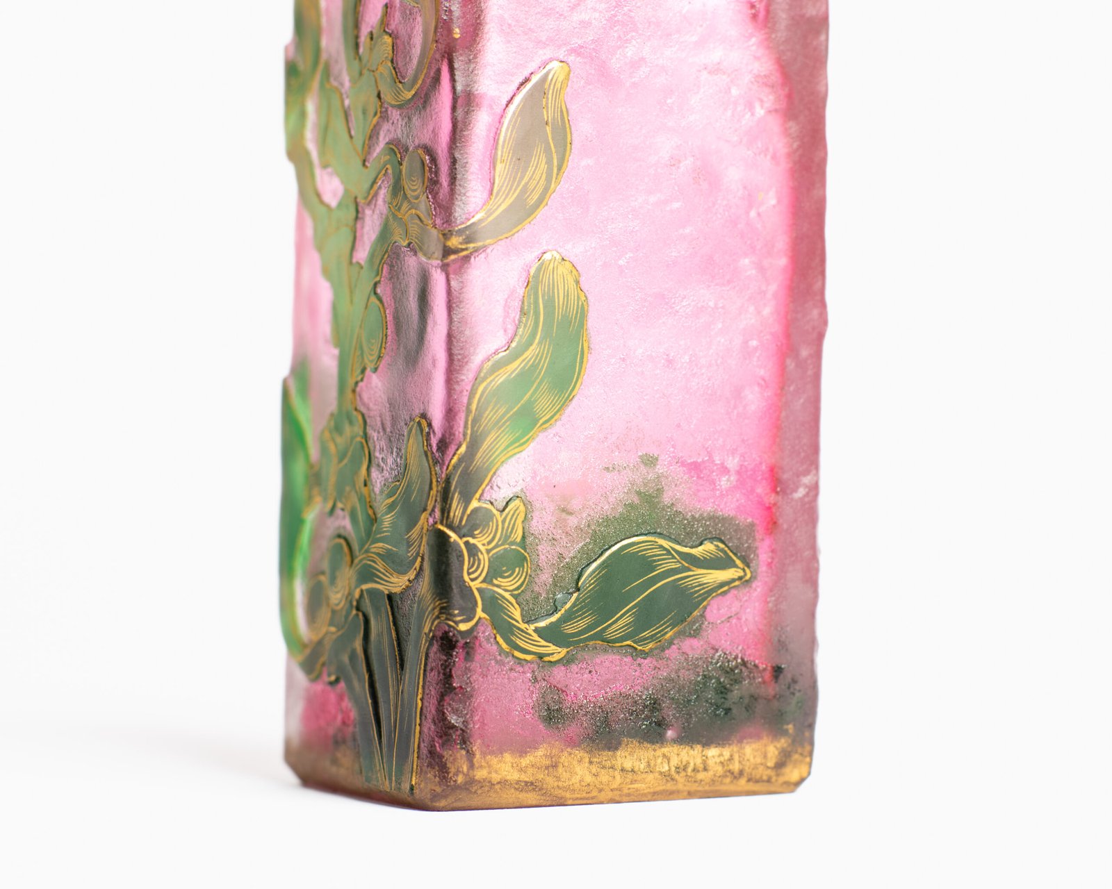 Daum (Nancy) Art Nouveau vase in pink acid-etched (frosted) glass with painted green floral decoration and gold enamel details; signed in gold with the Cross of Lorraine. Dimensions: 4.52 in (11.5 cm) high × 2.16 in (5.5 cm) wide × 2.16 in (5.5 cm) deep. Excellent condition, no chips; representative example of French art-glass production, c. 1900–1920, suitable for collections and interior design projects.