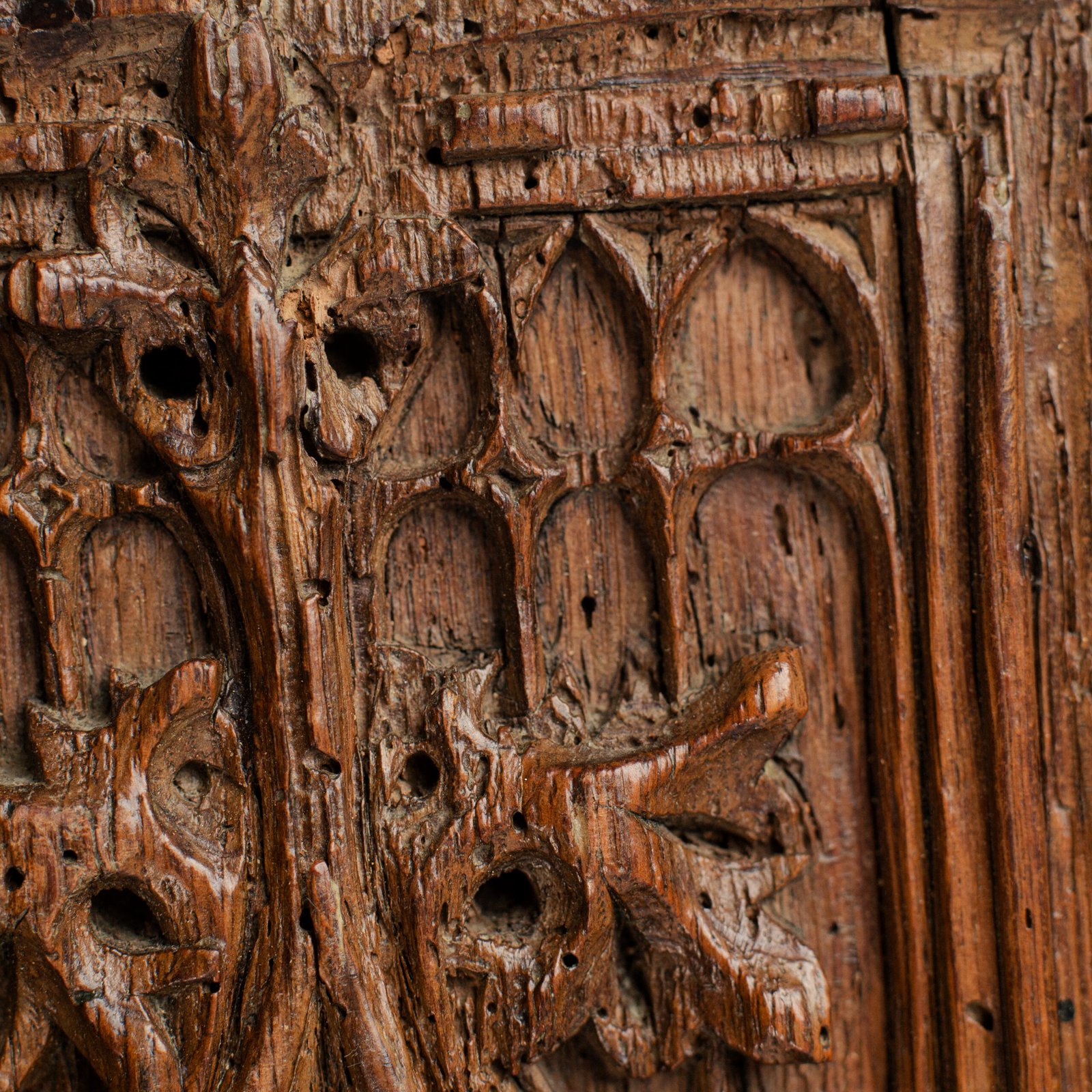 Historic Gothic oak relief with crowned fleur-de-lis arms of Anne de Bretagne, Flamboyant carving c.1495–1510, original patina.