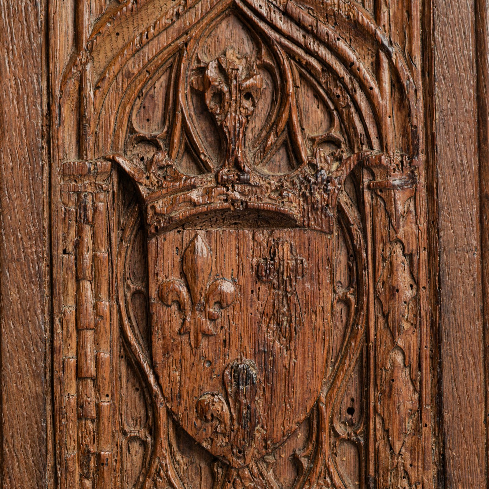 Historic Gothic oak relief with crowned fleur-de-lis arms of Anne de Bretagne, Flamboyant carving c.1495–1510, original patina.