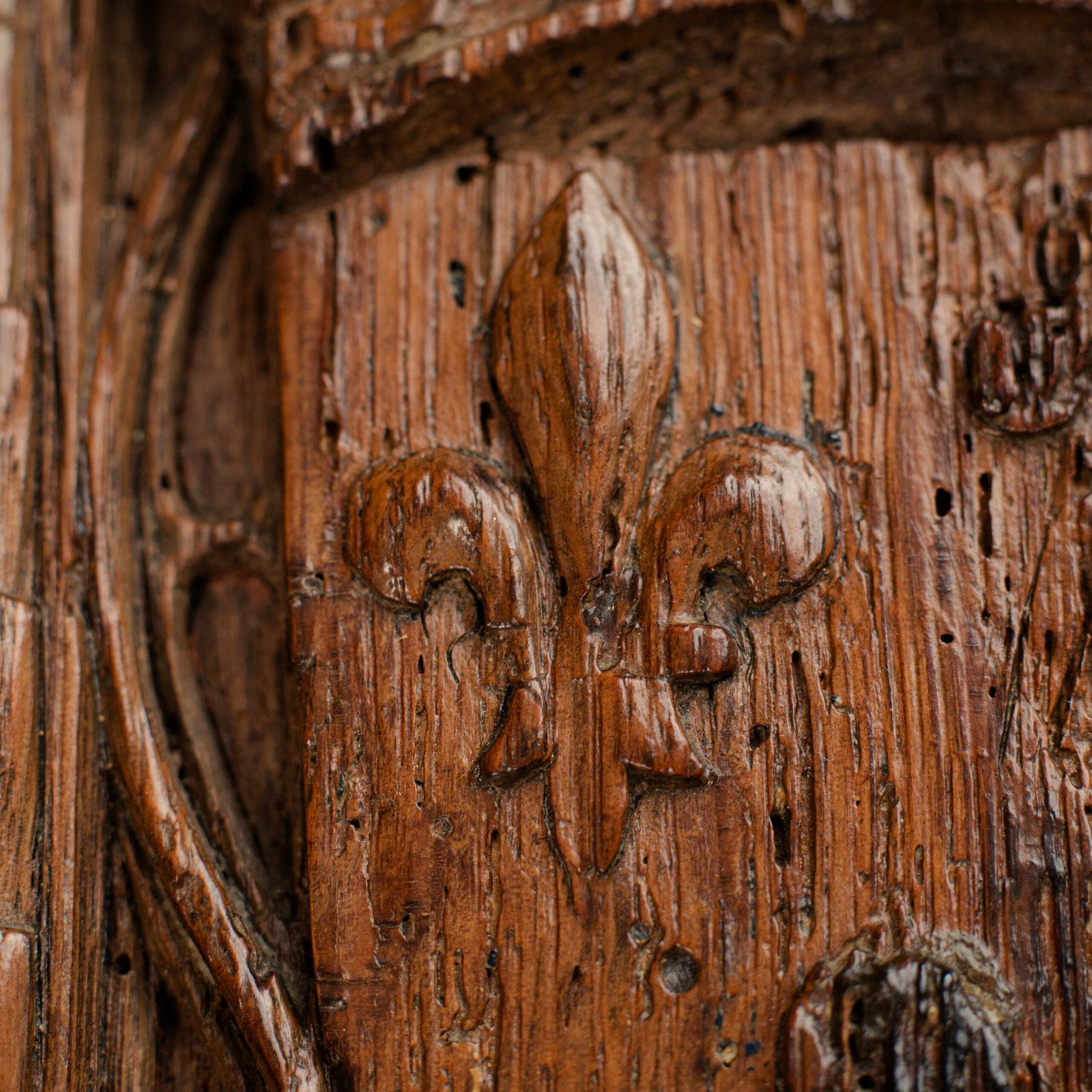 Historic Gothic oak relief with crowned fleur-de-lis arms of Anne de Bretagne, Flamboyant carving c.1495–1510, original patina.