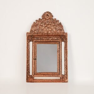 Fine Dutch Copper Mirror in hand-hammered repoussé copper with original nautical brushes, a complete Nieuwe Kunst piece, ca. 1895–1908