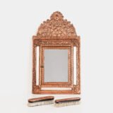 Fine Dutch Copper Mirror in hand-hammered repoussé copper with original nautical brushes, a complete Nieuwe Kunst piece, ca. 1895–1908