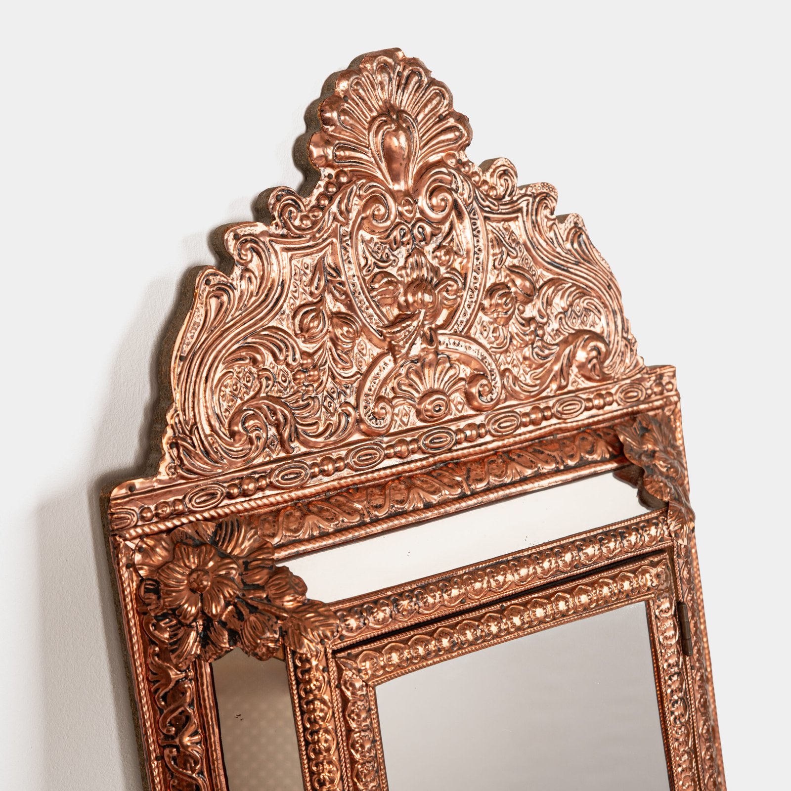 Fine Dutch Copper Mirror in hand-hammered repoussé copper with original nautical brushes, a complete Nieuwe Kunst piece, ca. 1895–1908