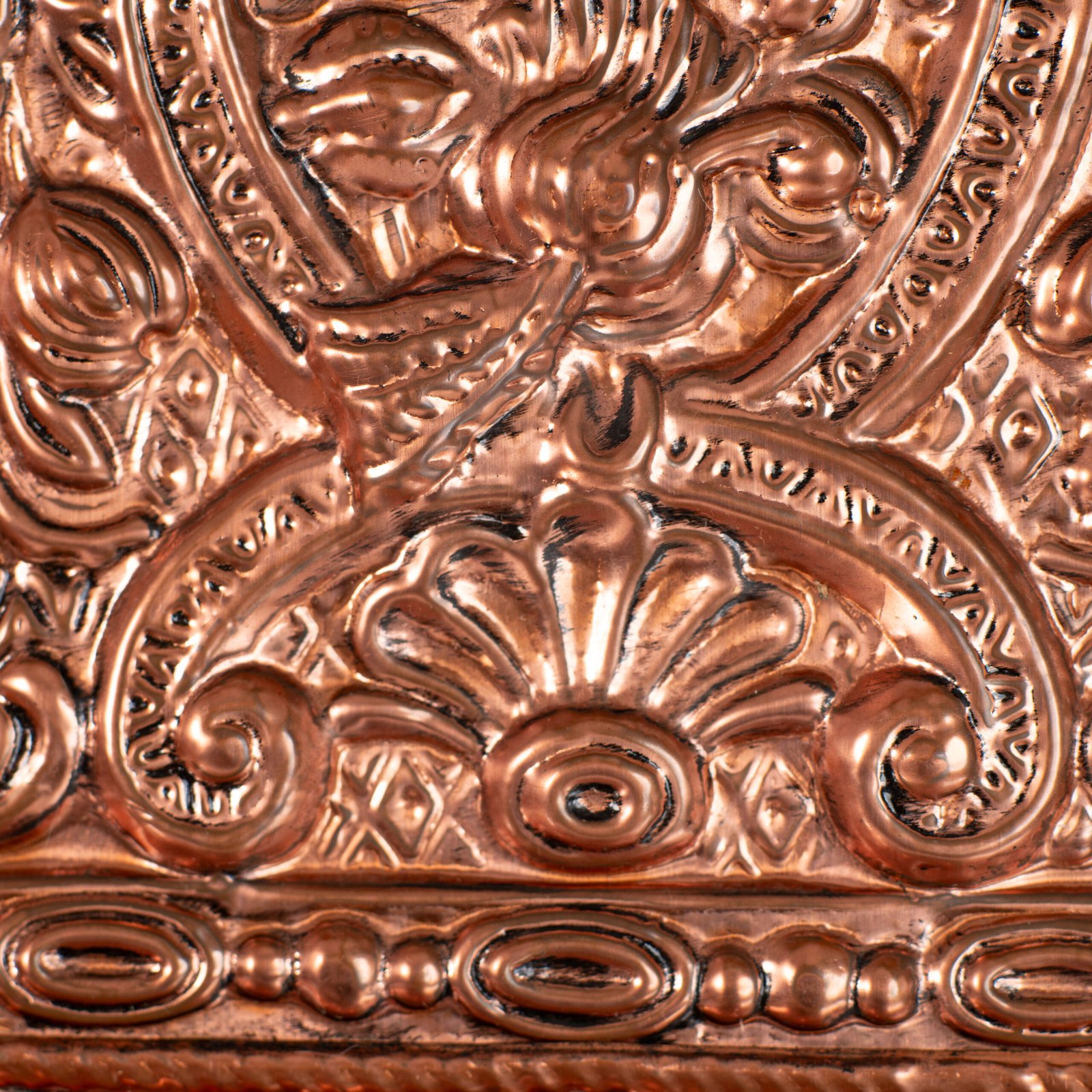 Fine Dutch Copper Mirror in hand-hammered repoussé copper with original nautical brushes, a complete Nieuwe Kunst piece, ca. 1895–1908