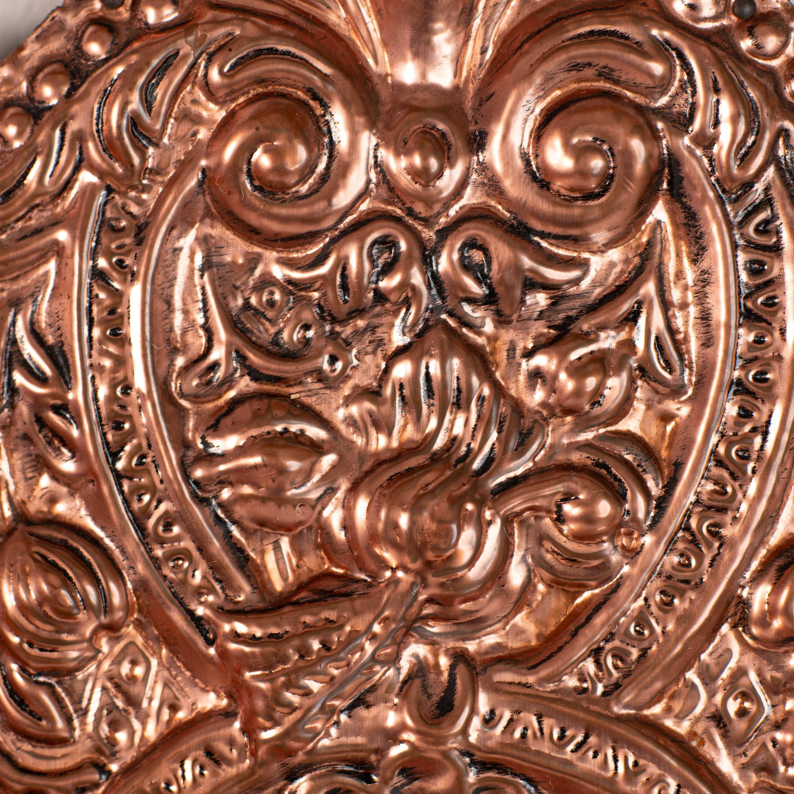 Fine Dutch Copper Mirror in hand-hammered repoussé copper with original nautical brushes, a complete Nieuwe Kunst piece, ca. 1895–1908