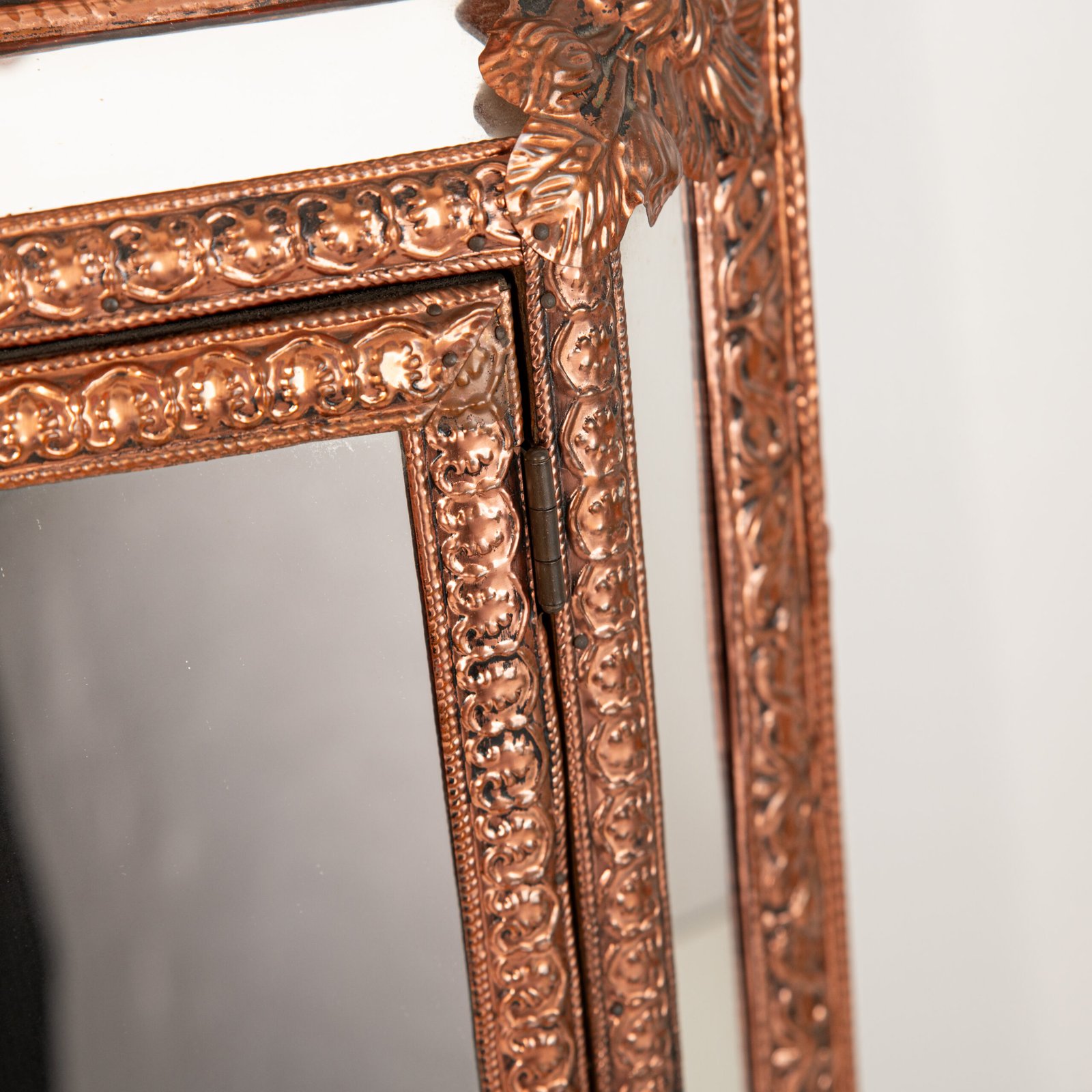 Fine Dutch Copper Mirror in hand-hammered repoussé copper with original nautical brushes, a complete Nieuwe Kunst piece, ca. 1895–1908