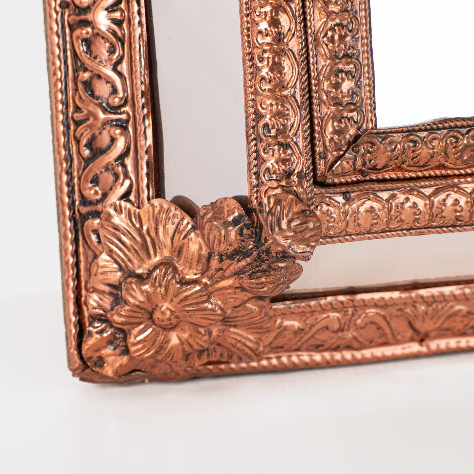 Fine Dutch Copper Mirror in hand-hammered repoussé copper with original nautical brushes, a complete Nieuwe Kunst piece, ca. 1895–1908