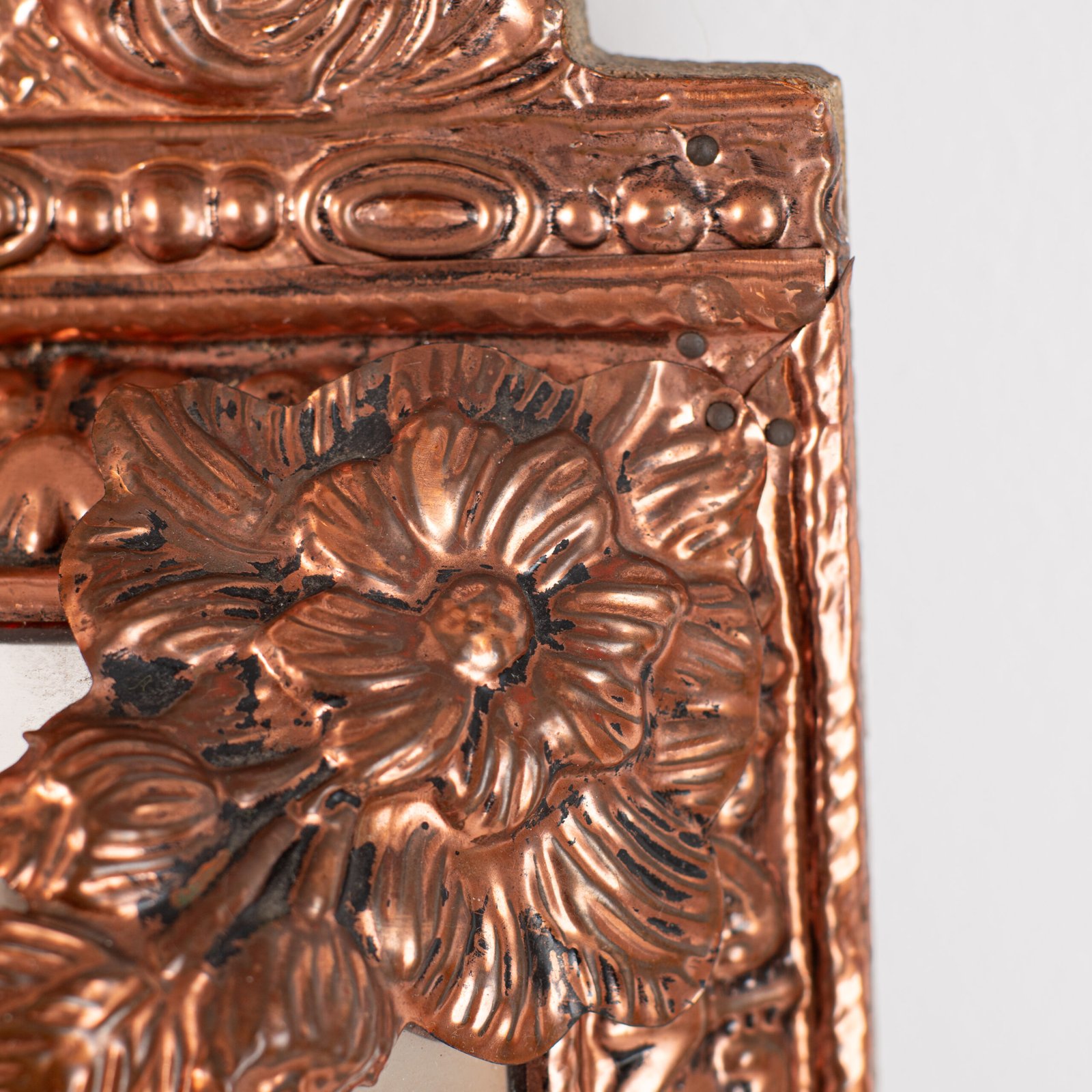 Fine Dutch Copper Mirror in hand-hammered repoussé copper with original nautical brushes, a complete Nieuwe Kunst piece, ca. 1895–1908