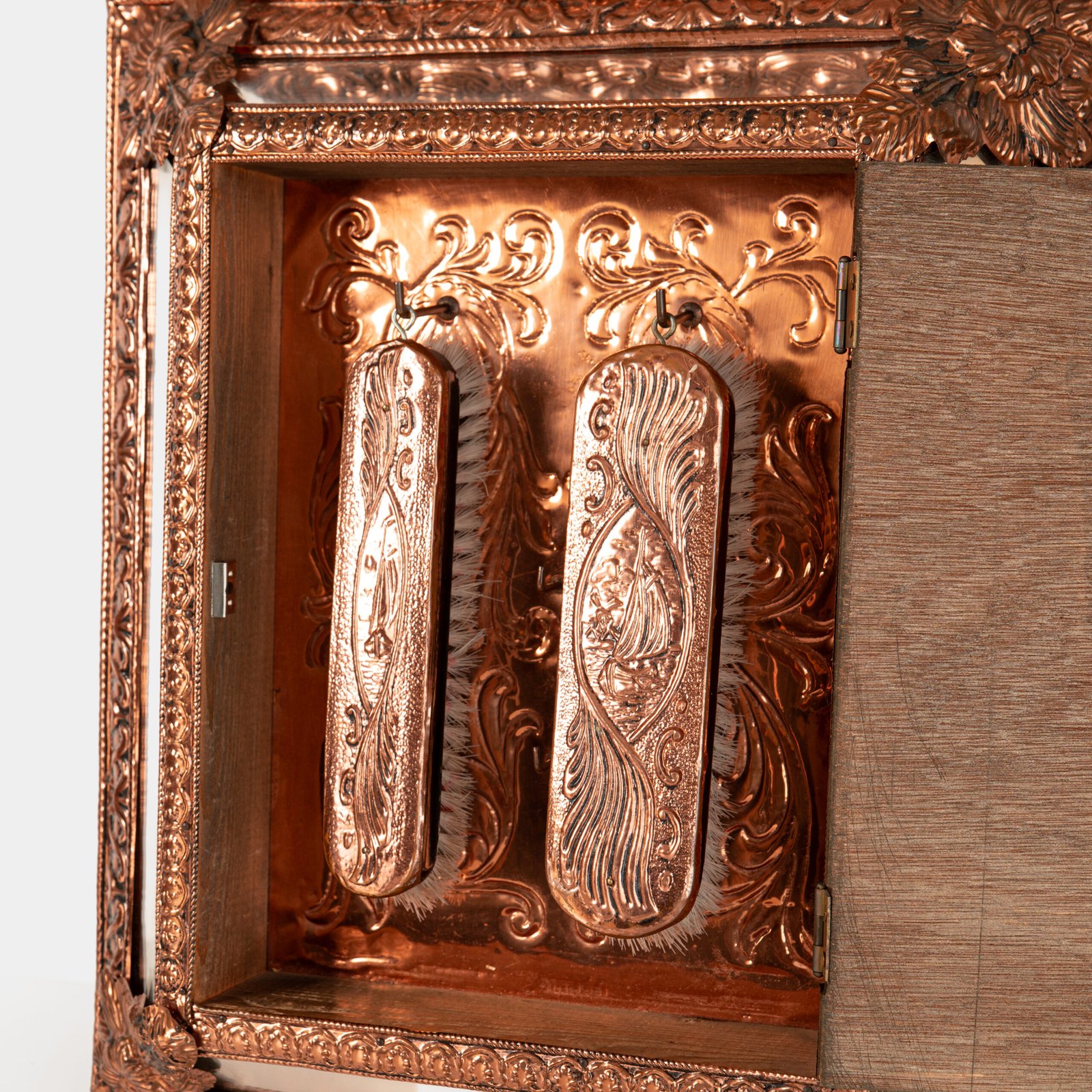 Fine Dutch Copper Mirror in hand-hammered repoussé copper with original nautical brushes, a complete Nieuwe Kunst piece, ca. 1895–1908