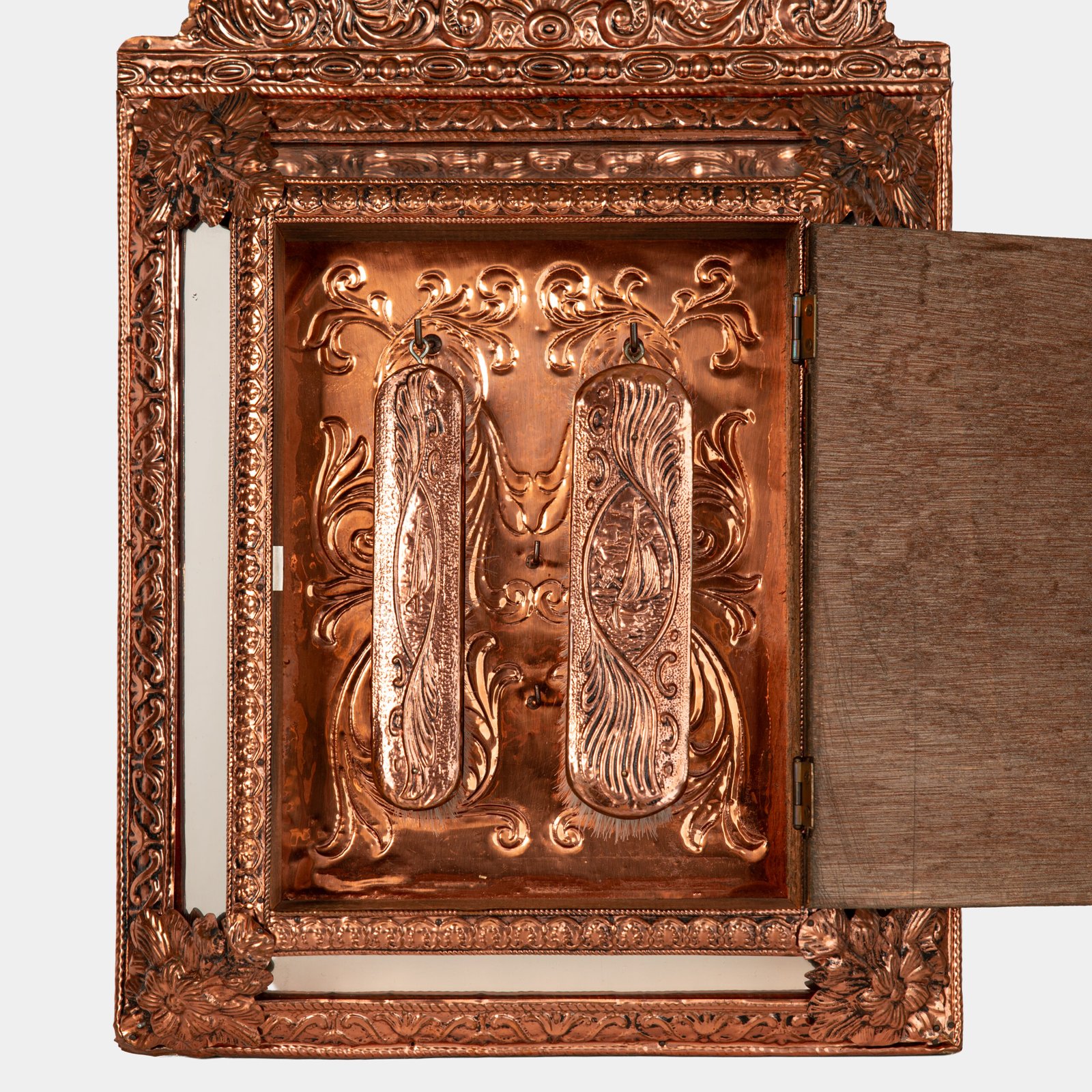 Fine Dutch Copper Mirror in hand-hammered repoussé copper with original nautical brushes, a complete Nieuwe Kunst piece, ca. 1895–1908