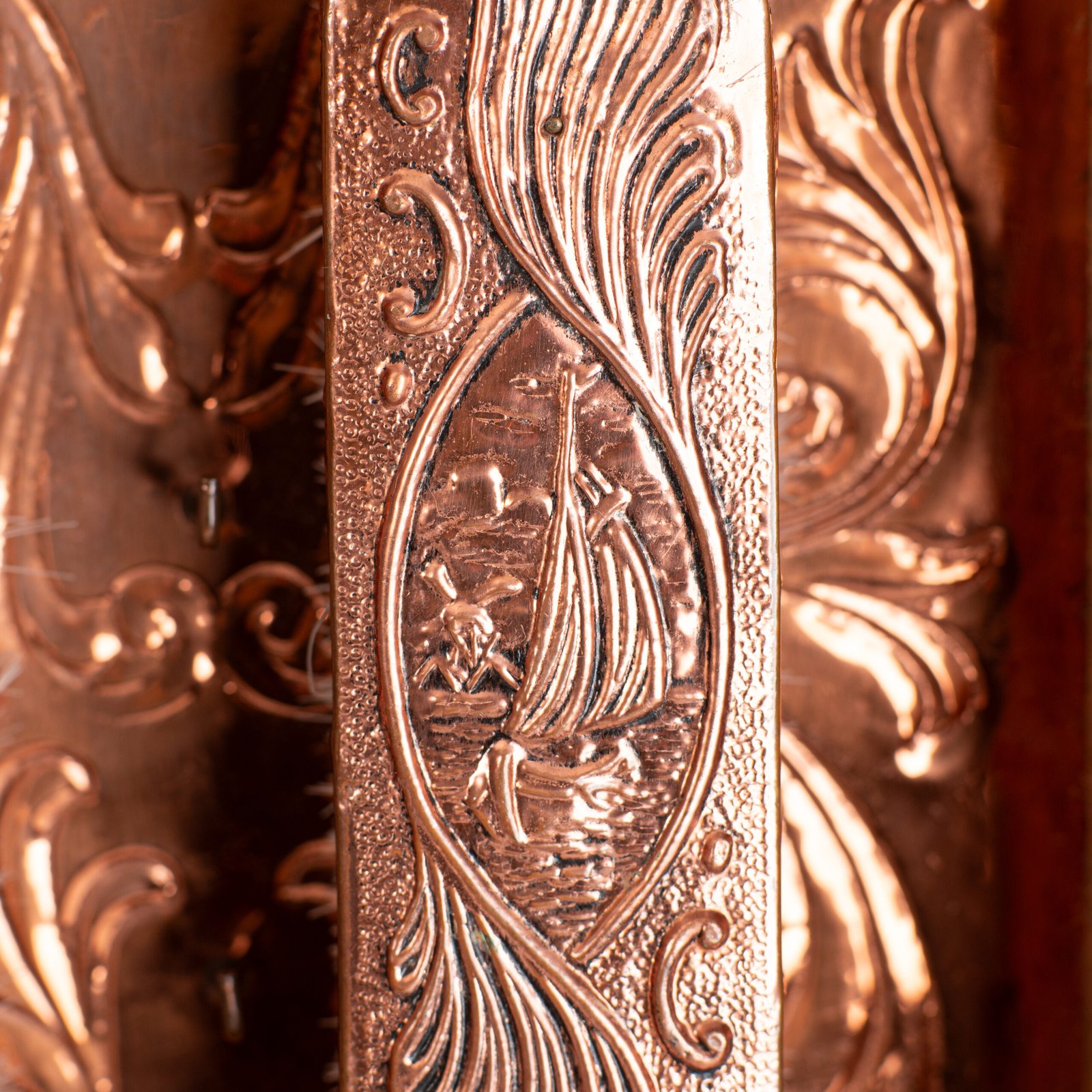 Fine Dutch Copper Mirror in hand-hammered repoussé copper with original nautical brushes, a complete Nieuwe Kunst piece, ca. 1895–1908